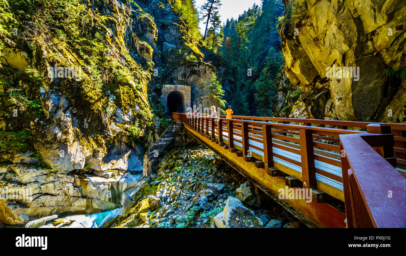Los puentes que conectan los túneles Othello talladas por la Coquihalla cañón para el ahora abandonado Kettle Valley Railway, cerca de la ciudad de la Esperanza, A.C. Foto de stock