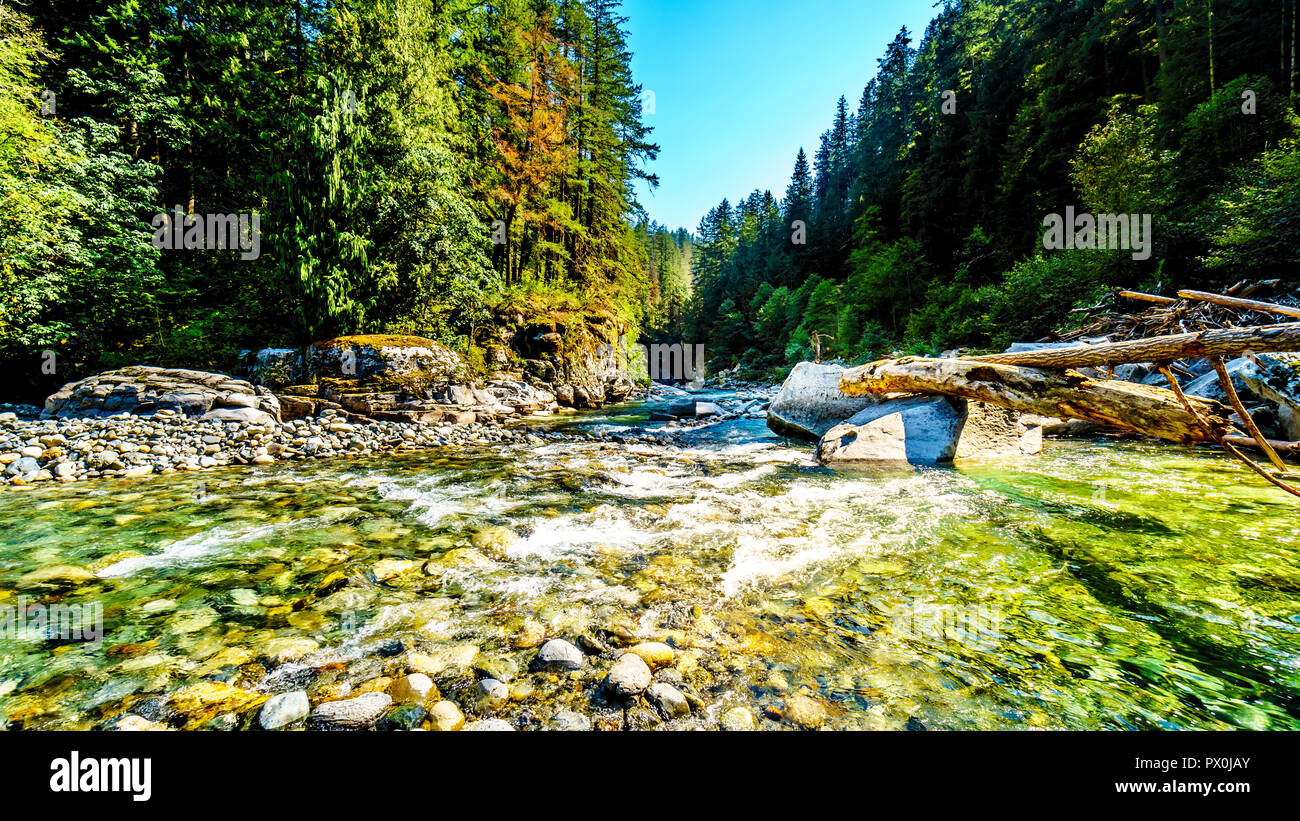 La Coquihalla River en la Coquihalla Canyon y el Parque Provincial de los viejos túneles Othello Kettle Valley Railway de BC en la ciudad de esperanza, Canadá Foto de stock