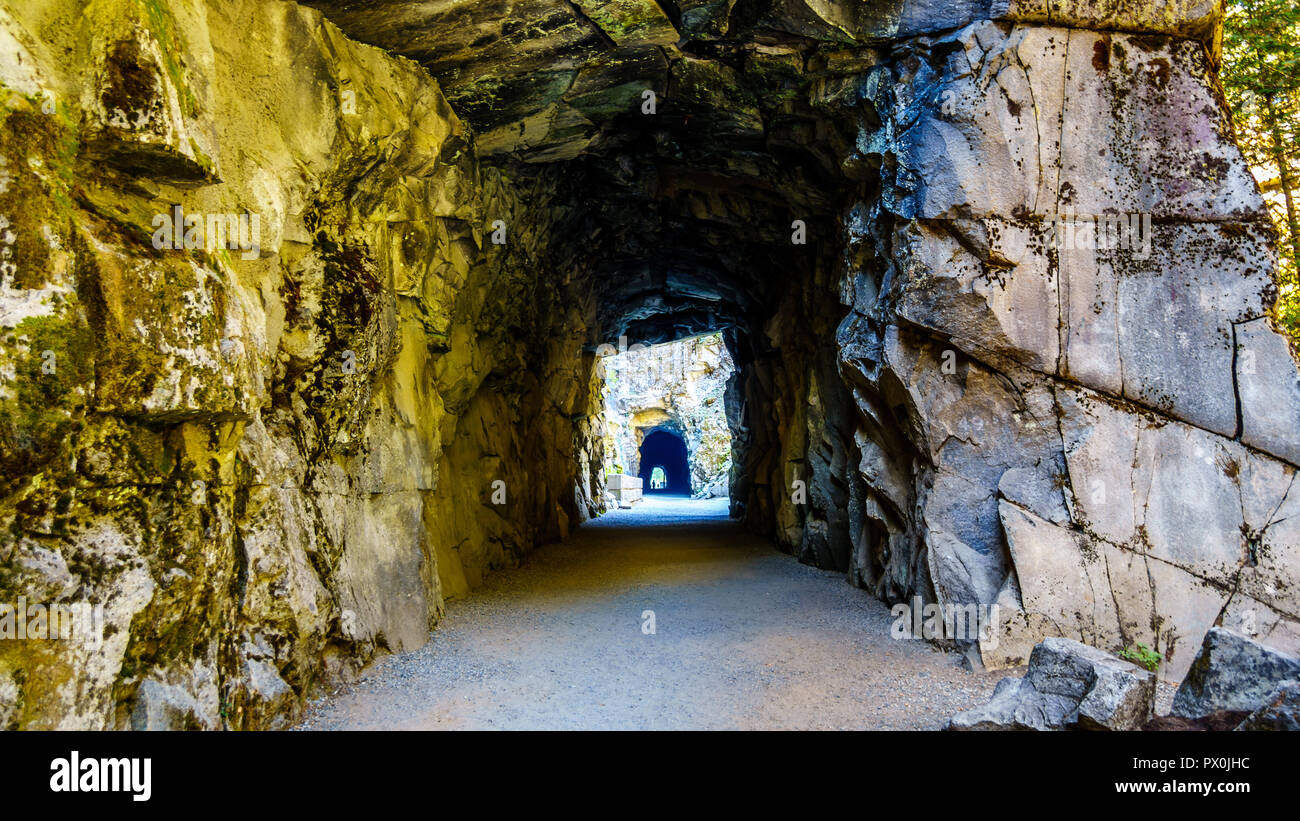 Los túneles de Otelo, en la Coquihalla Canyon, del ahora abandonado Kettle Valley Railway, cerca de la ciudad de Hope, Columbia Británica, Canadá Foto de stock
