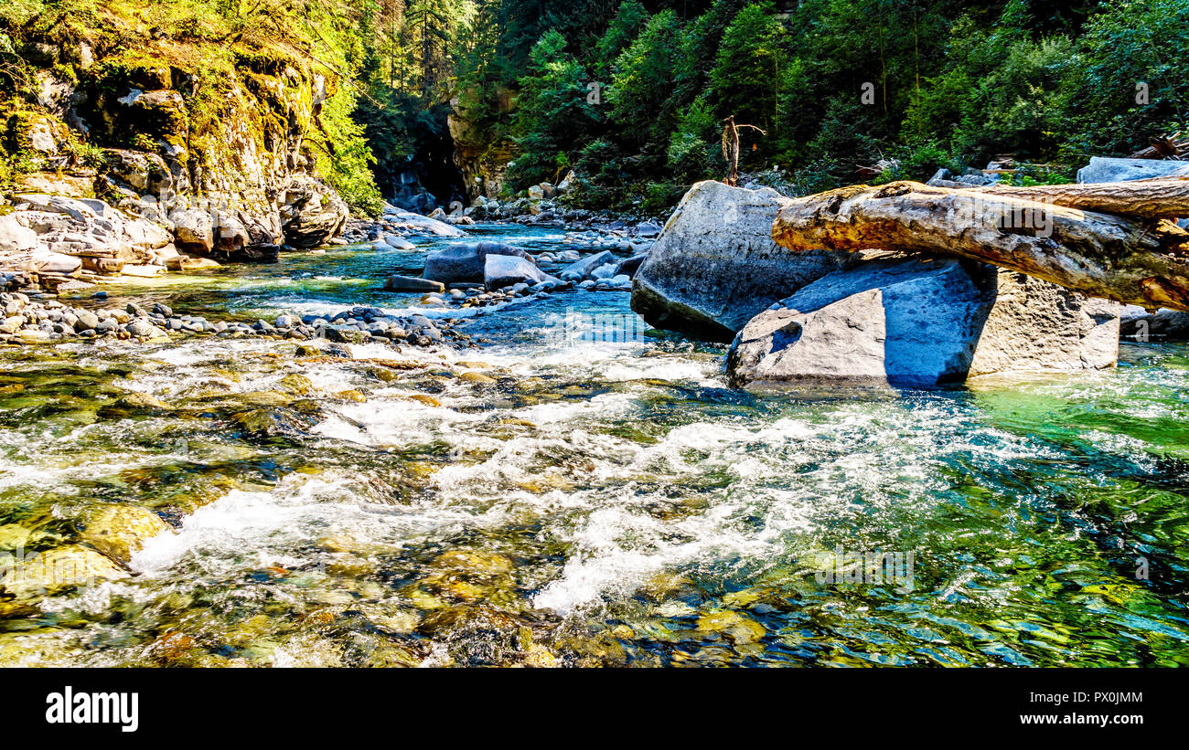 La Coquihalla River en la Coquihalla Canyon y el Parque Provincial de los viejos túneles Othello Kettle Valley Railway de BC en la ciudad de esperanza, Canadá Foto de stock