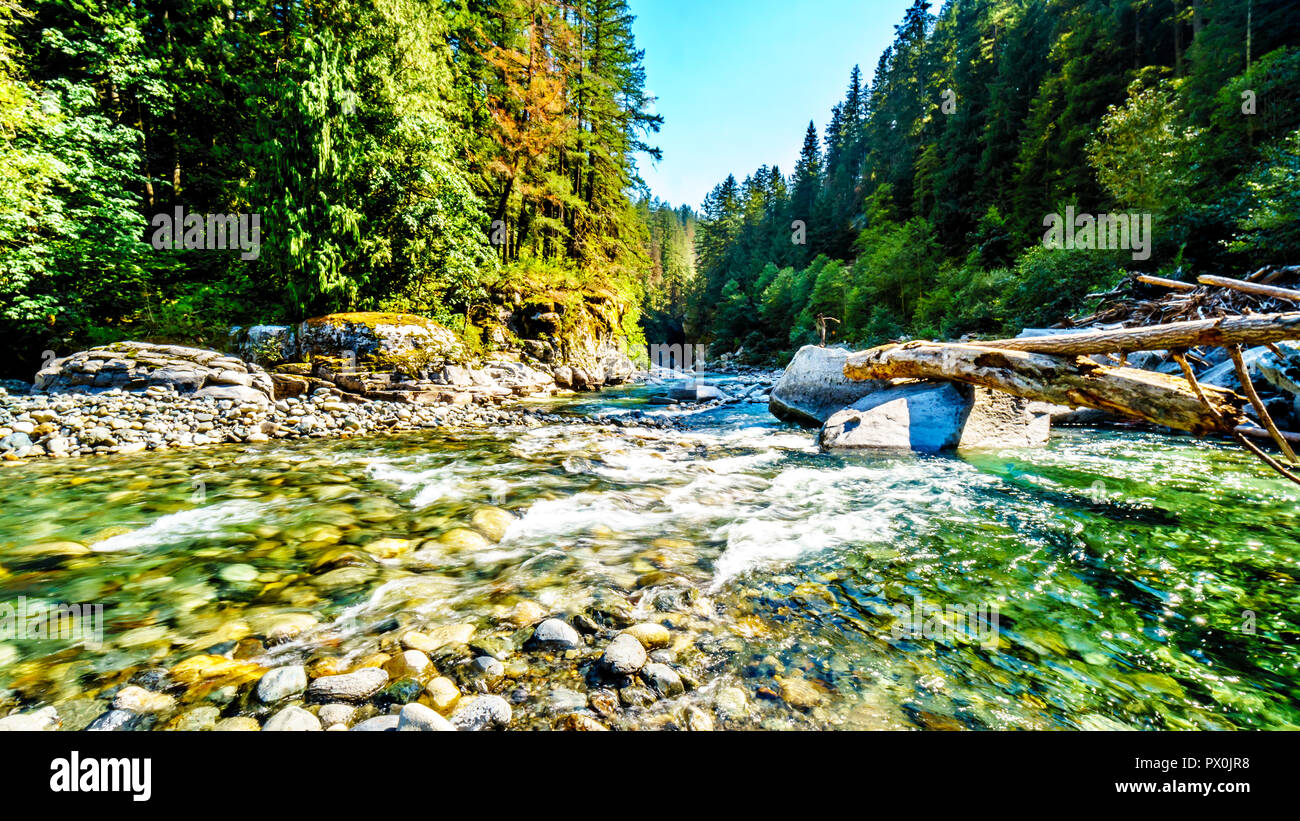 La Coquihalla River en la Coquihalla Canyon y el Parque Provincial de los viejos túneles Othello Kettle Valley Railway de BC en la ciudad de esperanza, Canadá Foto de stock