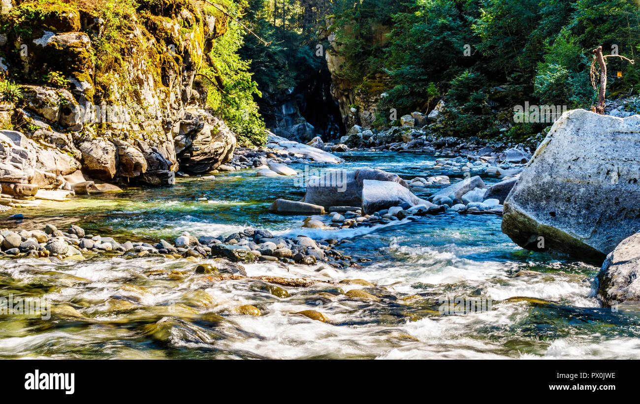 La Coquihalla River en la Coquihalla Canyon y el Parque Provincial de los viejos túneles Othello Kettle Valley Railway de BC en la ciudad de esperanza, Canadá Foto de stock