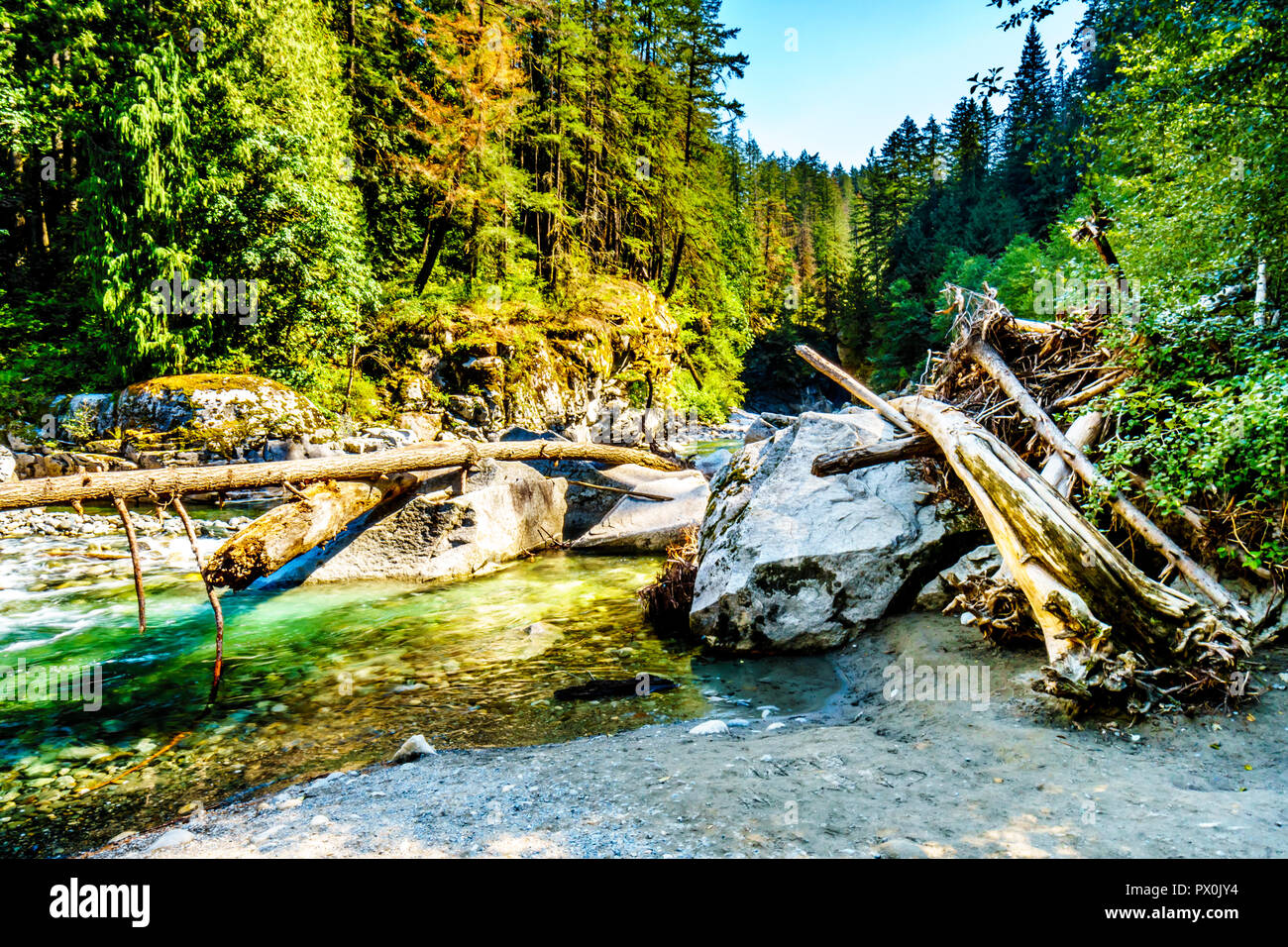 La Coquihalla River en la Coquihalla Canyon y el Parque Provincial de los viejos túneles Othello Kettle Valley Railway de BC en la ciudad de esperanza, Canadá Foto de stock