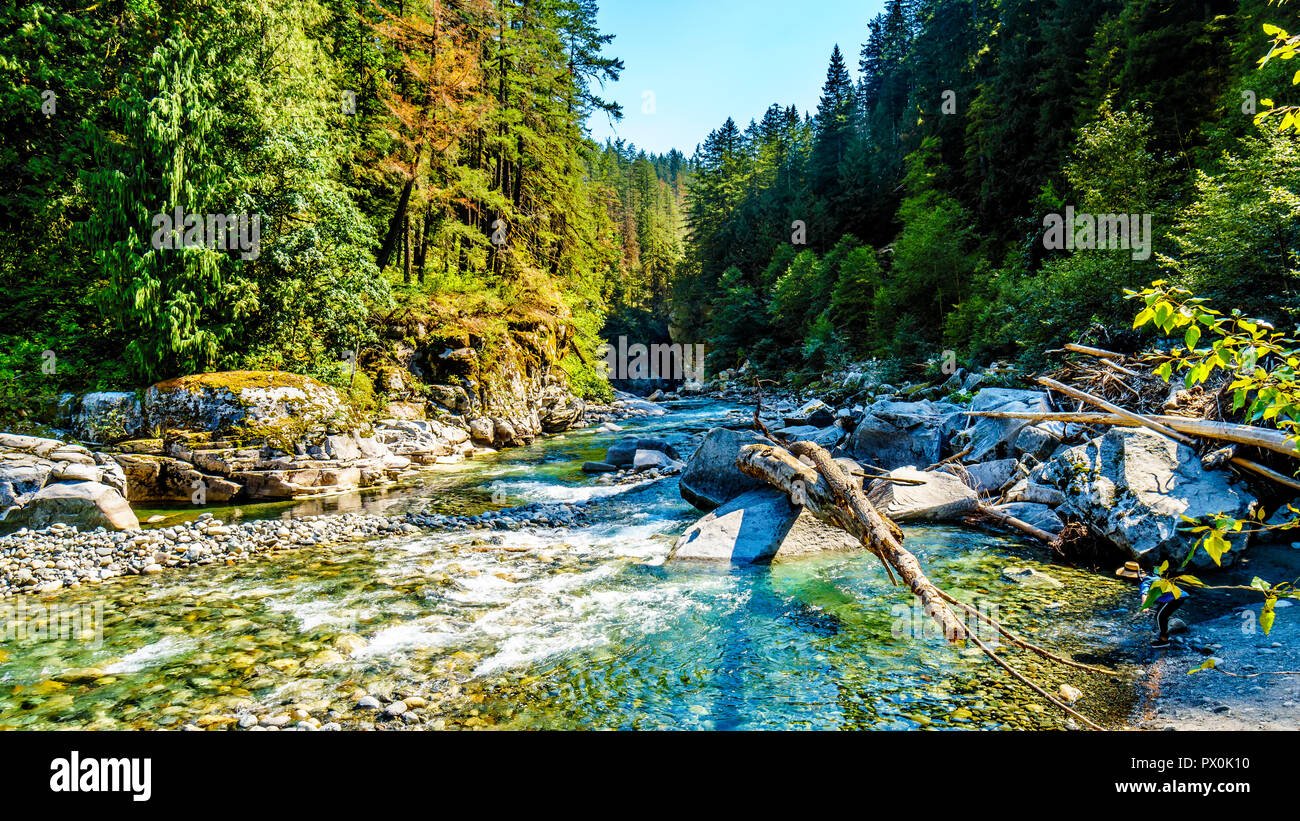 La Coquihalla River en la Coquihalla Canyon y el Parque Provincial de los viejos túneles Othello Kettle Valley Railway de BC en la ciudad de esperanza, Canadá Foto de stock