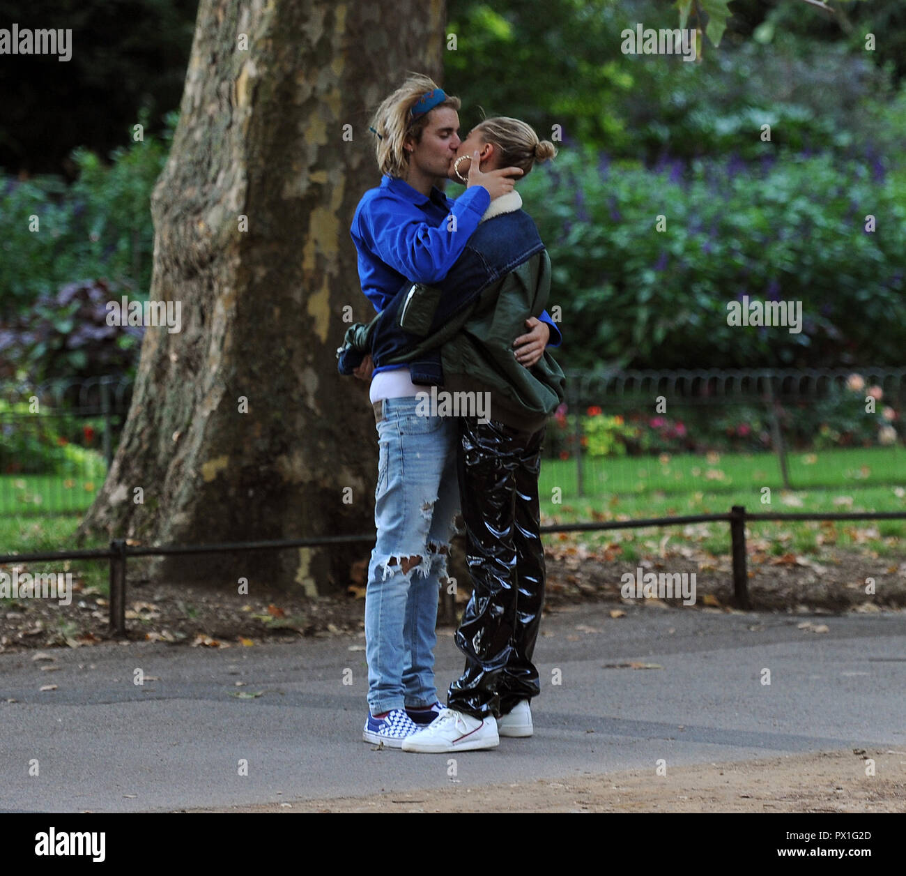 Justin Bieber y prometida Hailey Baldwin, disfrute de un paseo en el centro de Londres, con una parada para tomar una copa y comer algo en la cafetería Joe & el zumo, Justin Bieber y prometida Hailey Baldwin, disfrute de un paseo en el centro de Londres, con una parada para tomar una copa y comer algo en la cafetería Joe & el zumo,
