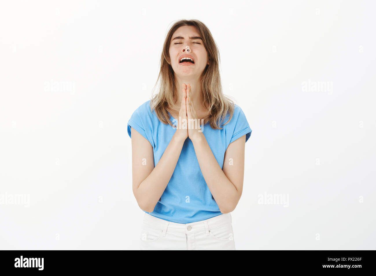 Desesperado Infeliz Mujer Europea Con Una Camiseta Azul Tomados De Las Manos En Presa Gimiendo