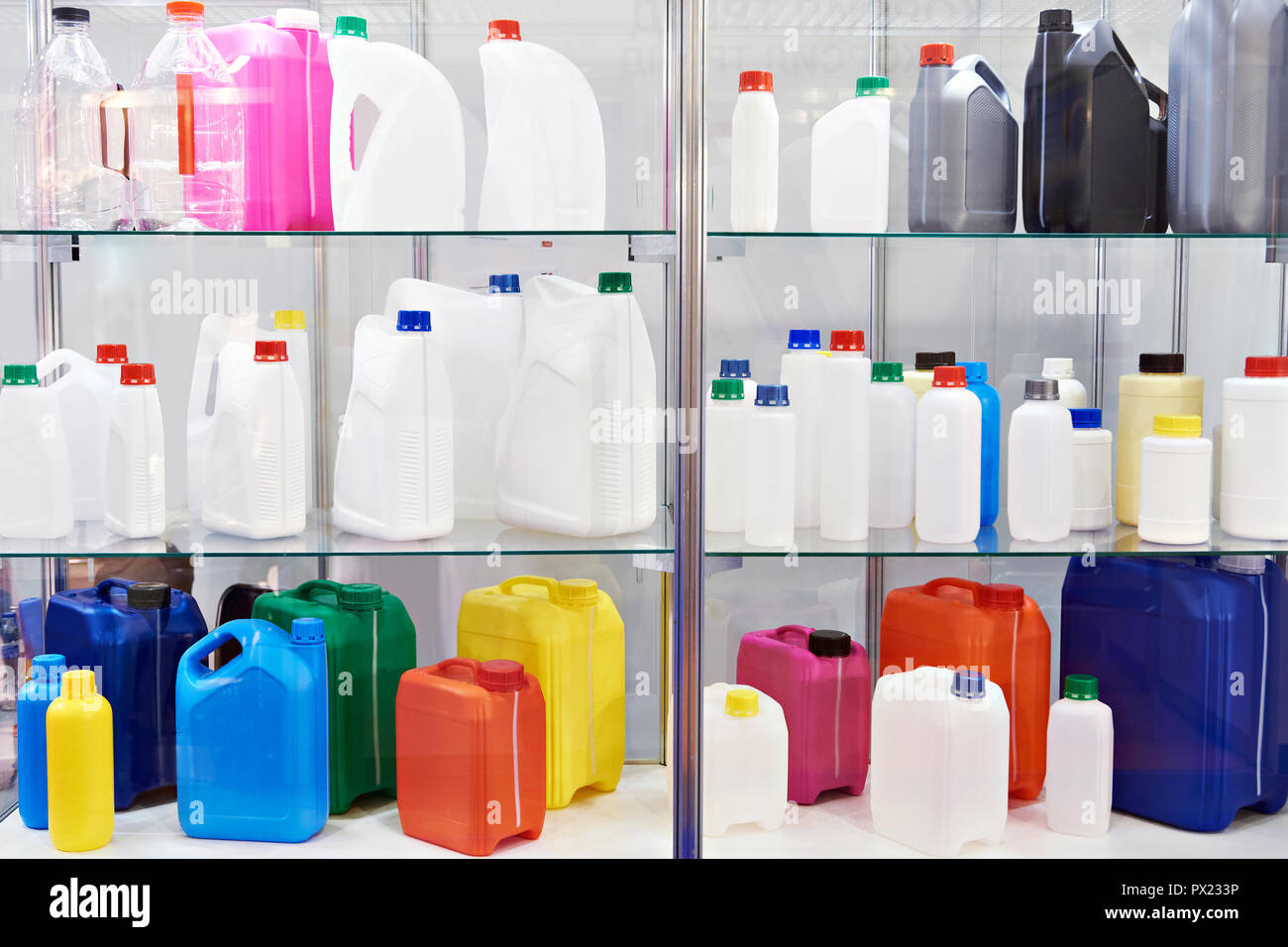 Bidones de plástico para líquidos en el hogar en el escaparate de la tienda  Fotografía de stock - Alamy