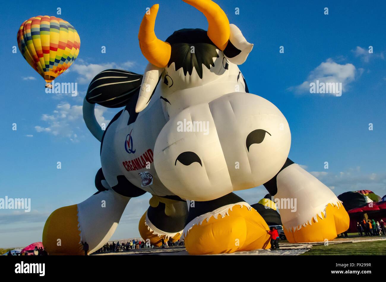 Creamland cow hot air balloon fotografías e imágenes de alta resolución
