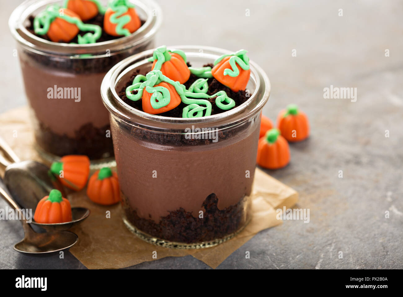 Pudin de chocolate calabaza en frascos de vidrio decorados con golosinas de  Halloween Fotografía de stock - Alamy