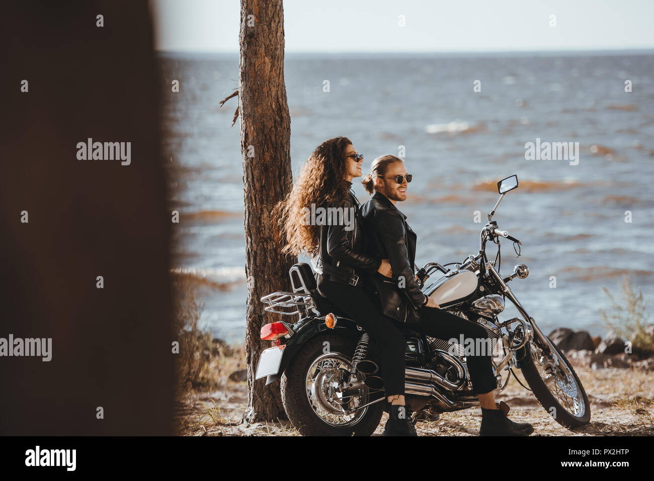 Pareja En Chaquetas De Cuero Negro Sentado En Las Clasicas Motos