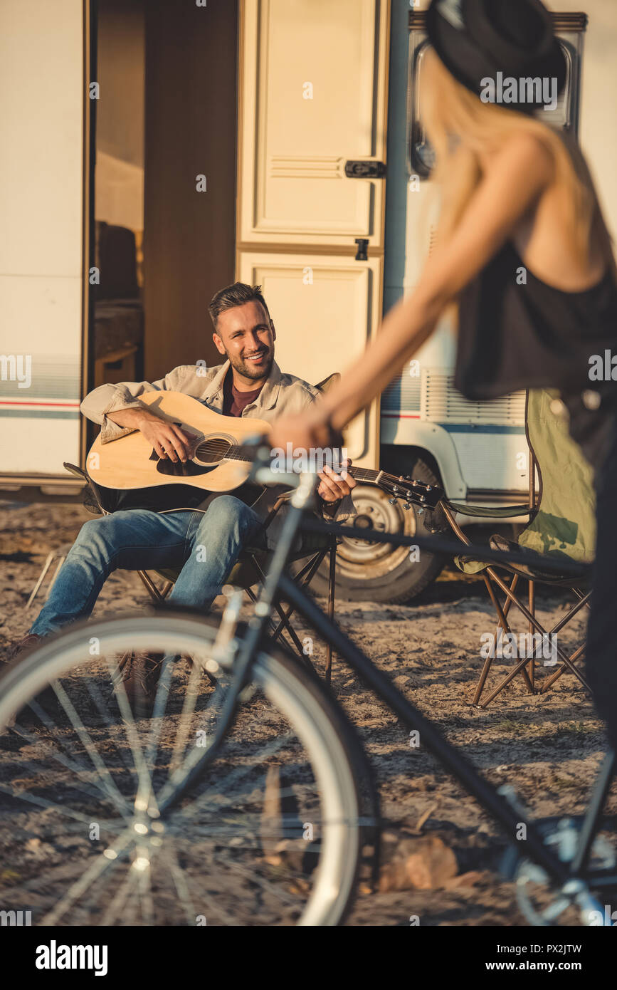 Bicicleta con remolque fotografías e imágenes de alta resolución - Página 3  - Alamy