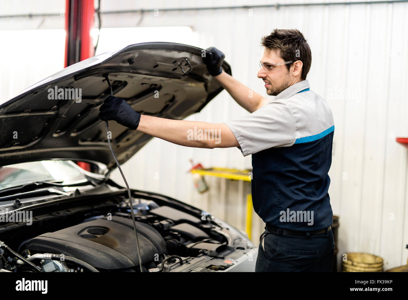 Uniforme mecánico fotografías e imágenes de alta resolución - Alamy