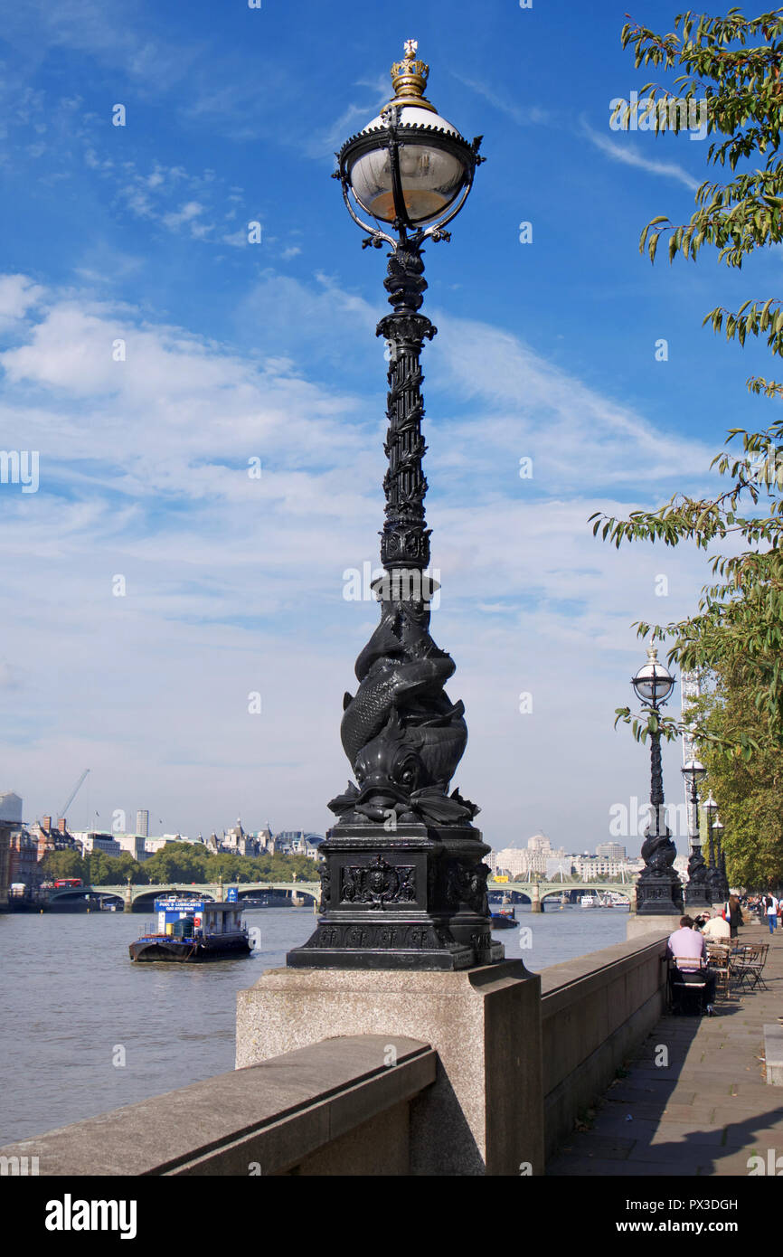 Lampost ornamentado en el terraplén del río Támesis, Londres Foto de stock