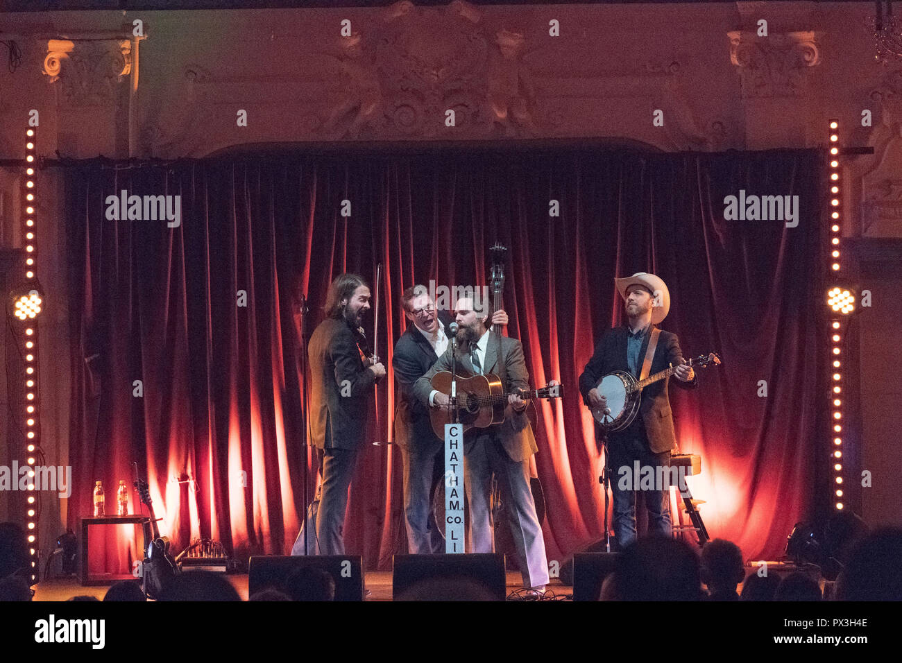 Londres, Reino Unido. 18 de octubre de 2018. Chatham County Line interpretando en vivo en el escenario en el Bush Hall de Londres. Foto Fecha: jueves, 18 de octubre de 2018. Foto: Roger Garfield/Alamy Crédito: Roger Garfield/Alamy Live News Foto de stock