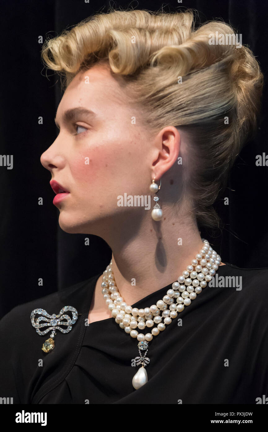 Londres, Reino Unido. 19 de octubre de 2018. Un modelo lleva las joyas de María Antonieta (L A R) Diamond Brooch, la segunda mitad del siglo XVIII (Est. USD 50K-80K), perla natural y collar de diamantes tres filas de 116 perlas graduado (Est USD200K-300K), perla natural y collar de diamantes (Est USD40K-70K), 'la reina Marie Antoinette's Pearl', perla natural y Diamond Pendant set (siglo XVIII Est USD1m-2m), y un par de naturales y pearl Diamond Pendant pendientes, a finales del siglo XVIII (Est USD200K-300K). Crédito: Stephen Chung/Alamy Live News Foto de stock