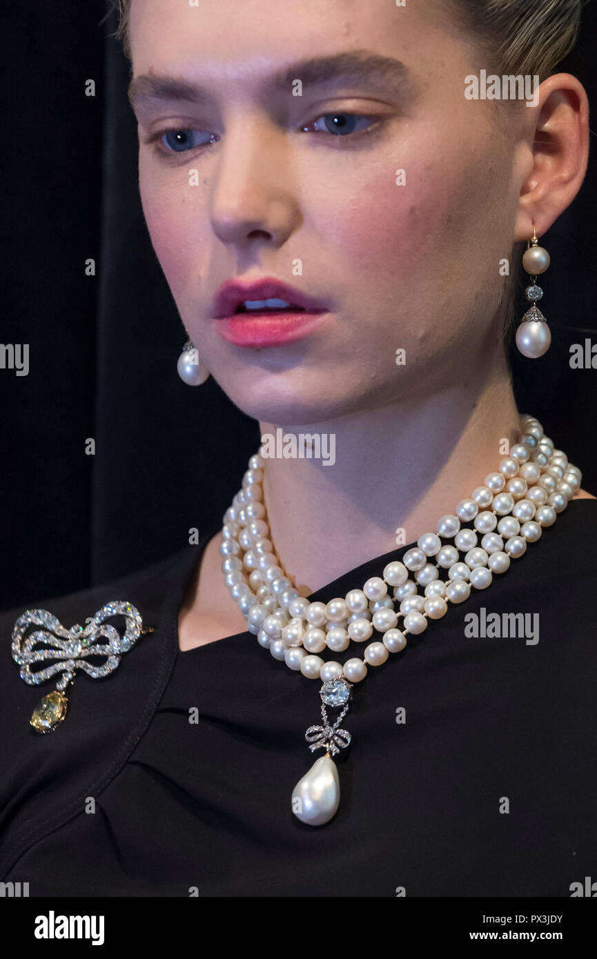 Londres, Reino Unido. 19 de octubre de 2018. Un modelo lleva las joyas de  María Antonieta (L A R) Diamond Brooch, la segunda mitad del siglo XVIII  (Est. USD 50K-80K), perla natural