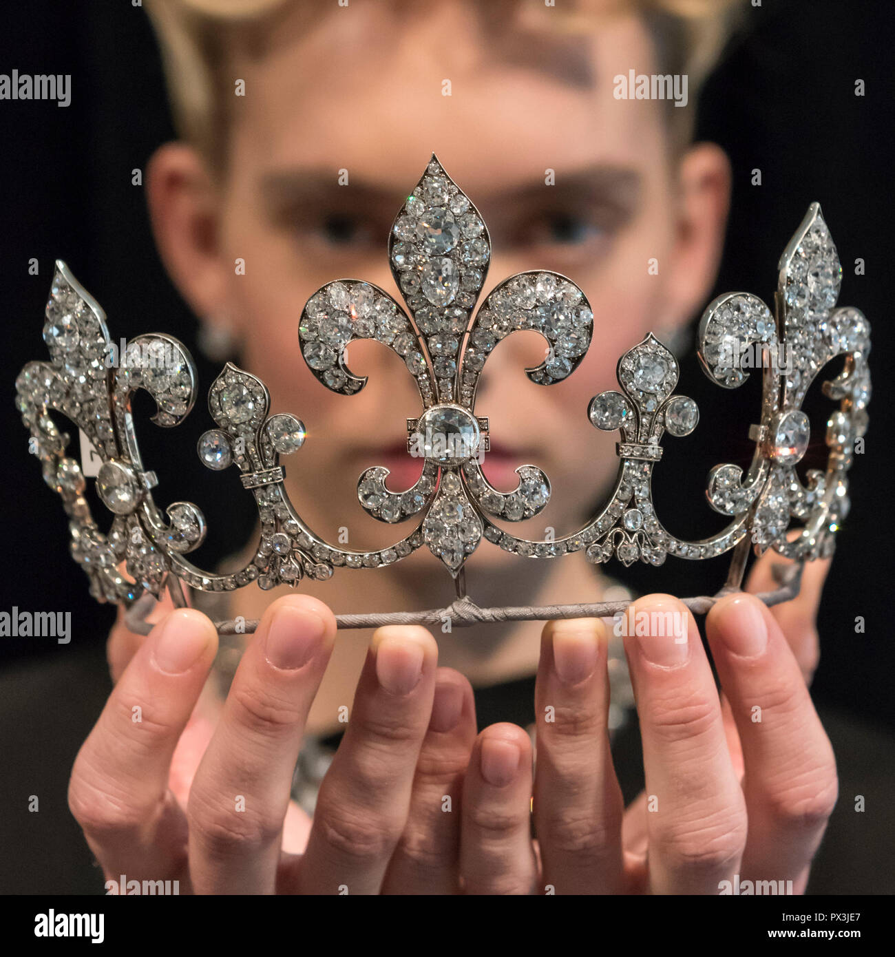 Total 57+ imagem tiara de flor de lis br.thptnganamst.edu.vn