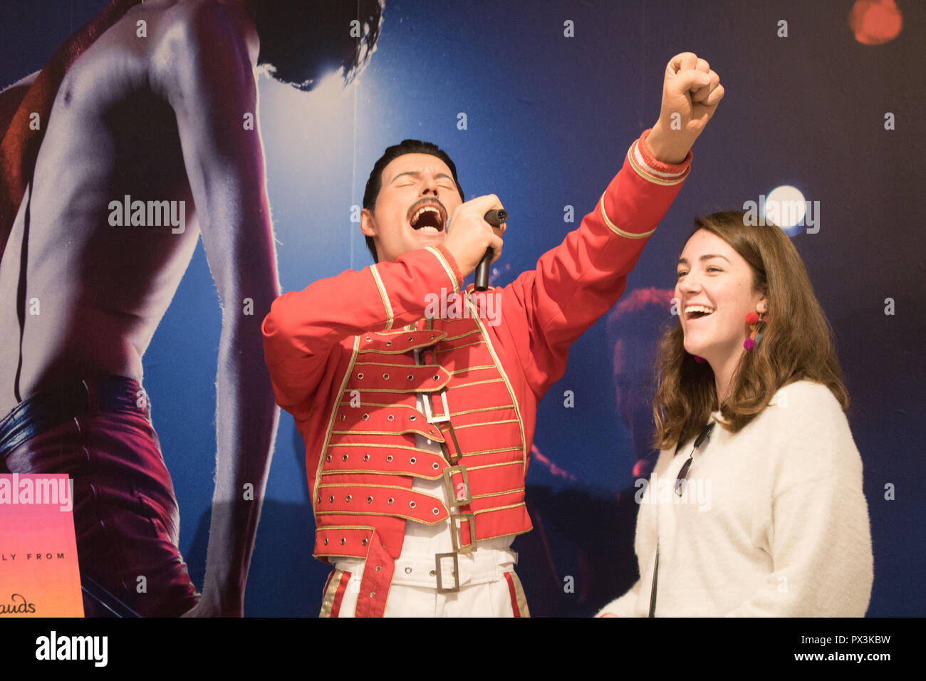 Londres, Reino Unido. 19 de octubre de 2018. Una figura de cera del  cantante Freddie Mercury en préstamo del Museo de Madame Tussauds en la  Reina pop-up shop abrió en Carnaby Street