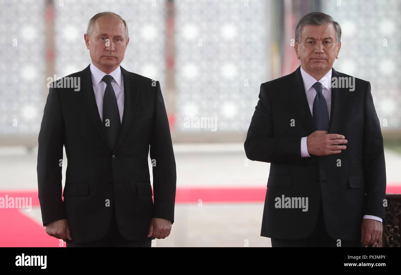 Tashkent, Uzbekistán. 19 Oct 2018. El presidente ruso, Vladimir Putin, a la izquierda, se encuentra con el presidente uzbeko Shavkat Mirziyoyev durante ceremonias de llegada a la residencia presidencial el 19 de octubre de 2018, en Tashkent, Uzbekistán. Crédito: Planetpix/Alamy Live News Foto de stock