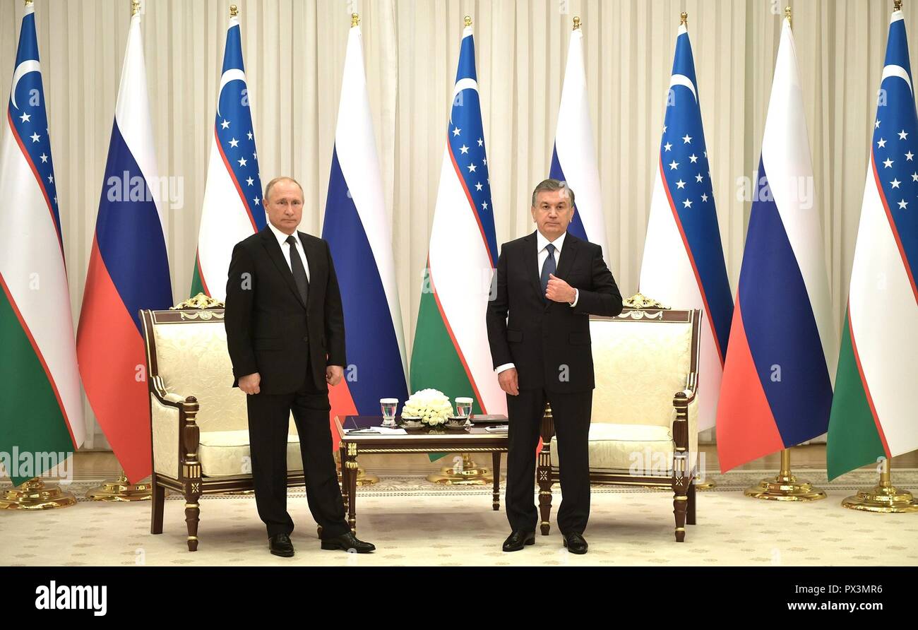 Tashkent, Uzbekistán. 19 Oct 2018. El presidente ruso, Vladimir Putin, a la izquierda, antes de una reunión bilateral con el presidente uzbeko Shavkat Mirziyoyev en la residencia presidencial el 19 de octubre de 2018, en Tashkent, Uzbekistán. Crédito: Planetpix/Alamy Live News Foto de stock