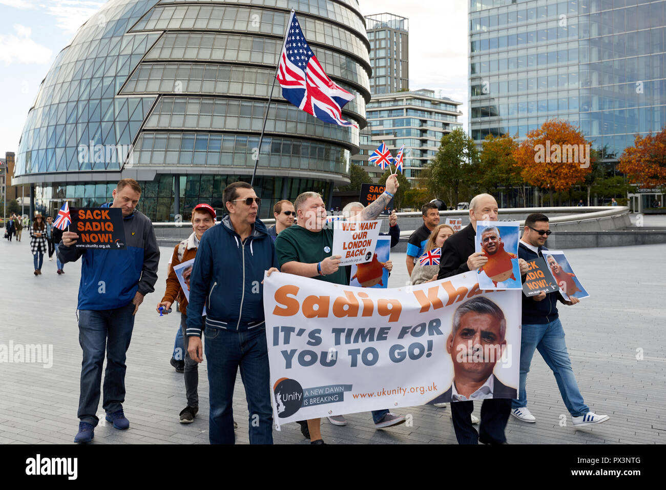 Londres, Reino Unido. 19 Oct 2018. Manifestantes en contra del Alcalde de Londres Sadiq Khan demostrar fuera del Ayuntamiento. Crédito: Kevin J. Frost/Alamy Live News Foto de stock