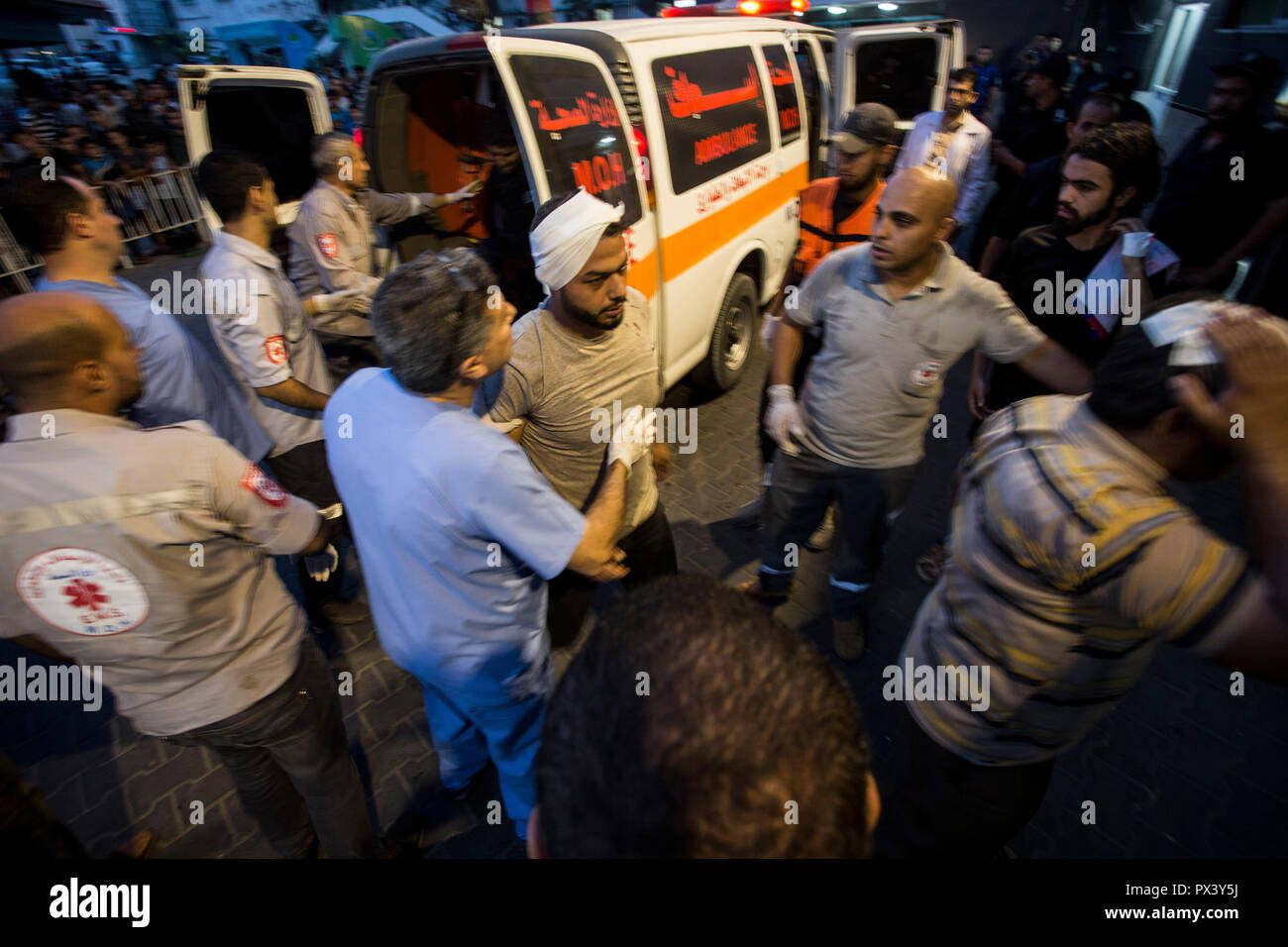 Un manifestante herido es considerado de ser llevados al hospital de Shifa, a recibir tratamiento durante los enfrentamientos. Los enfrentamientos en la frontera de Israel en un anti-ocupación de marzo cerca de la frontera oriental de la Faja de Gaza. Foto de stock