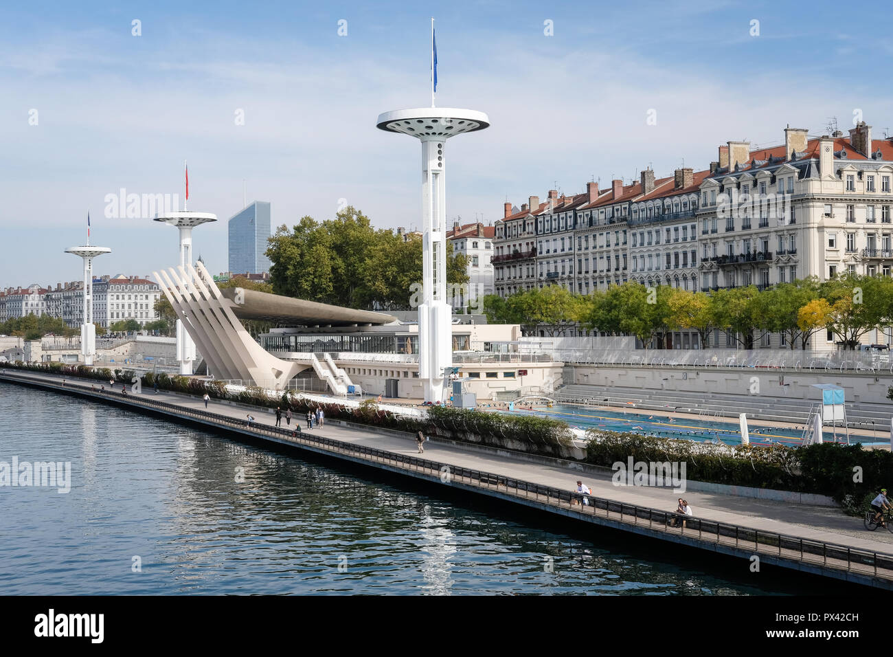 Ciudad de Lyon. Vista de la piscina con el Ródano Incity torre en el fondo. En primer plano las orillas del Rhône Foto de stock