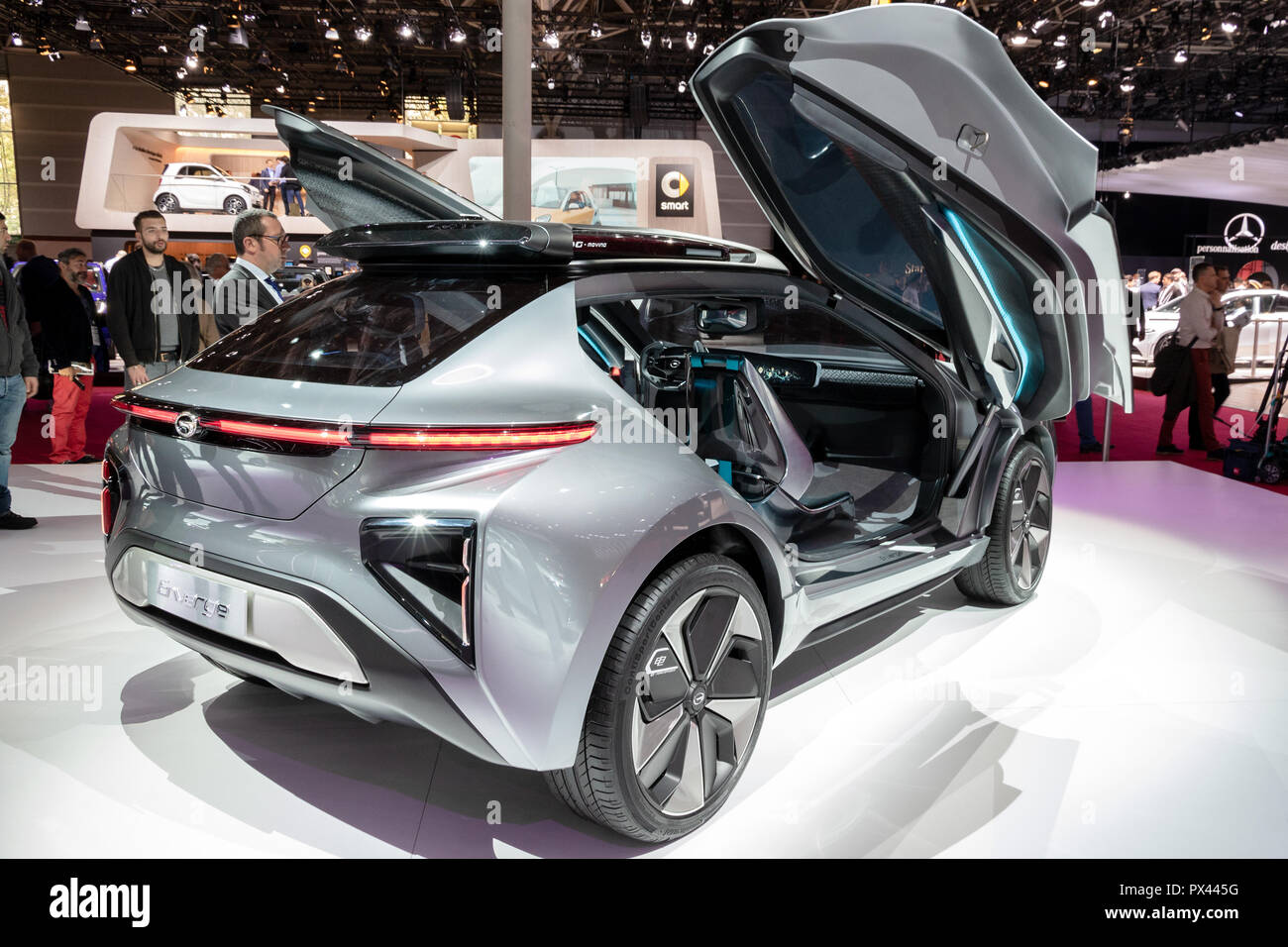 PARIS - Oct 2, 2018: GAC Motor eléctrico Enverge concept car presentado en el Salón del Automóvil de París. Foto de stock