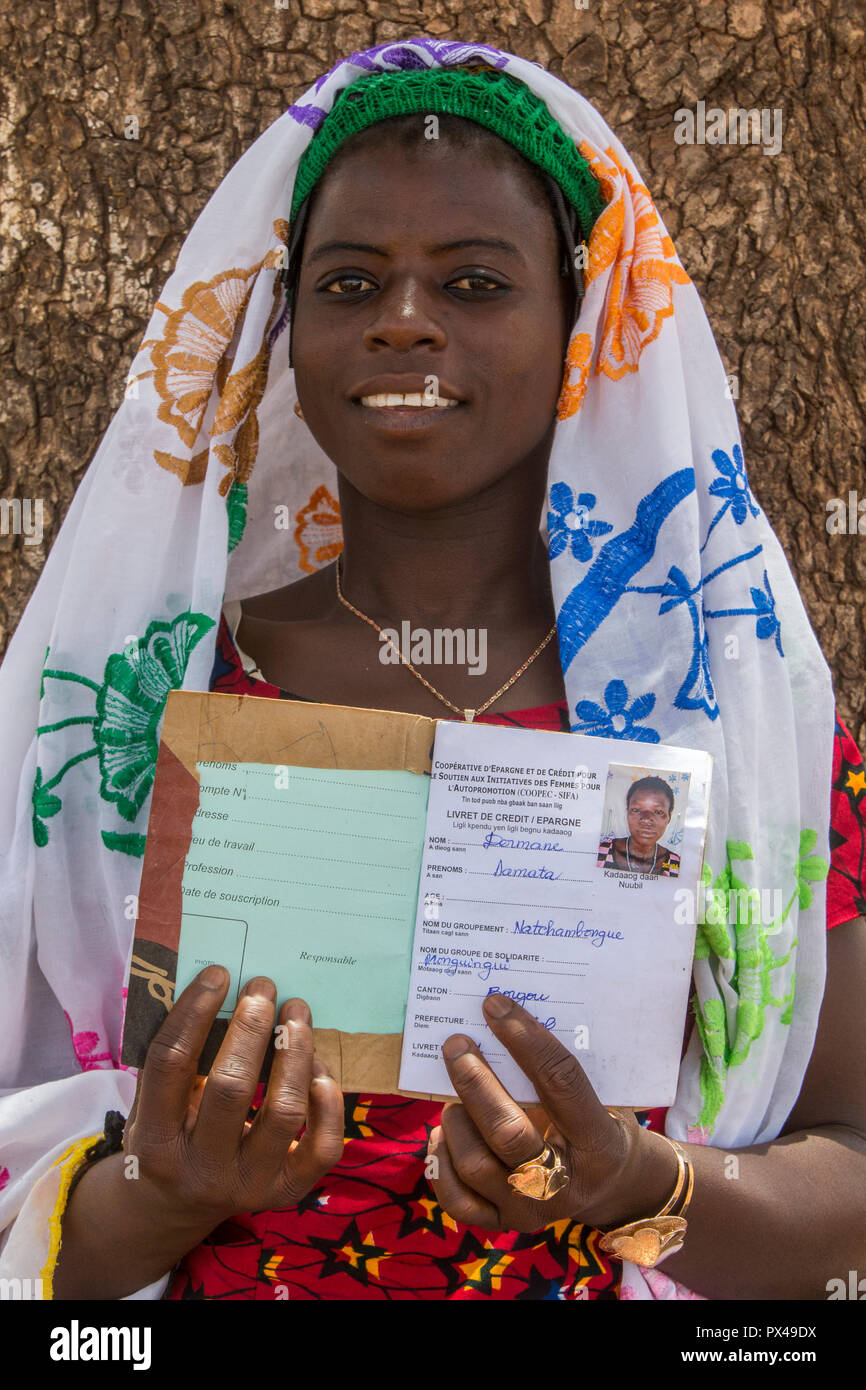 Miembro de una cooperativa de microfinanciamiento de mujeres mostrando su libreta de ahorro en el norte de Togo. Foto de stock