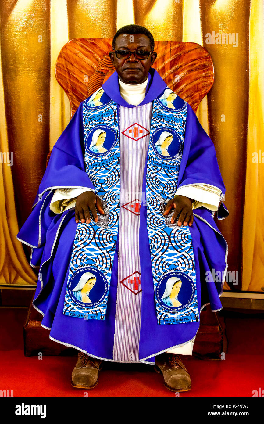 Celebración por el 20º aniversario de Radio María en Cristo resucitado de Hedzranawoe iglesia parroquial católica, LomÃ©, Togo. El reverendo Auguste feliz EGAH, Foto de stock