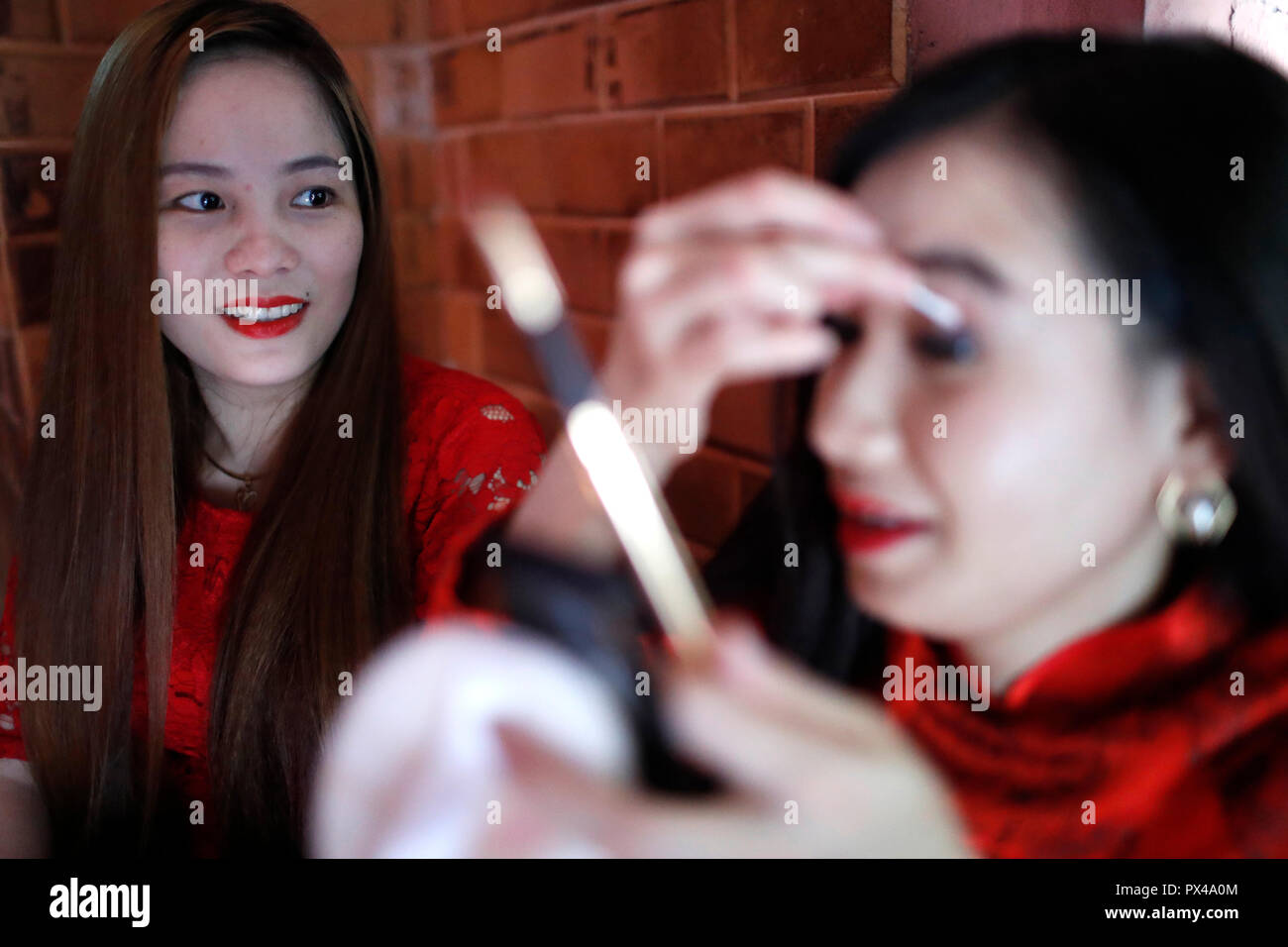 Las niñas vietnamitas con vestido largo tradicional Ao Dai haciendo maquillaje. Ho Chi Minh City. Vietnam. Foto de stock
