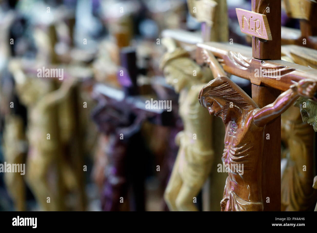 Tienda de venta de artículos religiosos cristianos. Estatuas de Jesús en la cruz. Ho Chi Minh City. Vietnam. Foto de stock