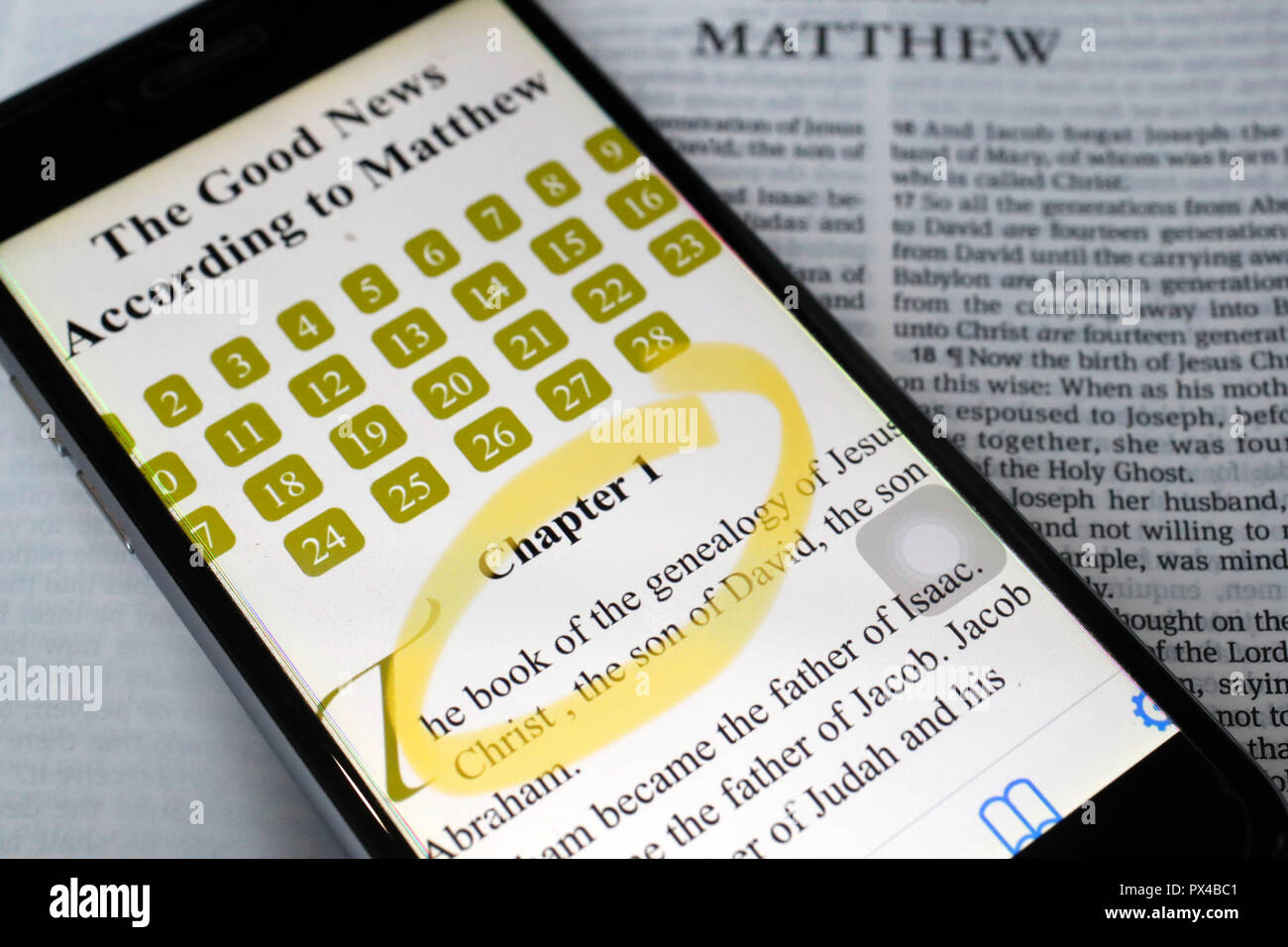 Papel y digital la Biblia Biblia app del smartphone. El Nuevo Testamento. Evangelio. Mateo Foto de stock