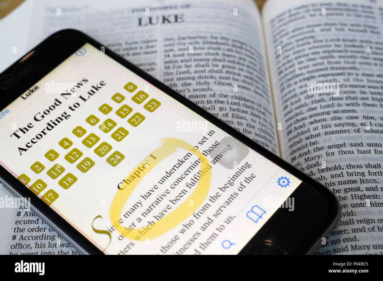 Papel y digital la Biblia Biblia app del smartphone. El Nuevo Testamento. Evangelio. Lucas. Foto de stock