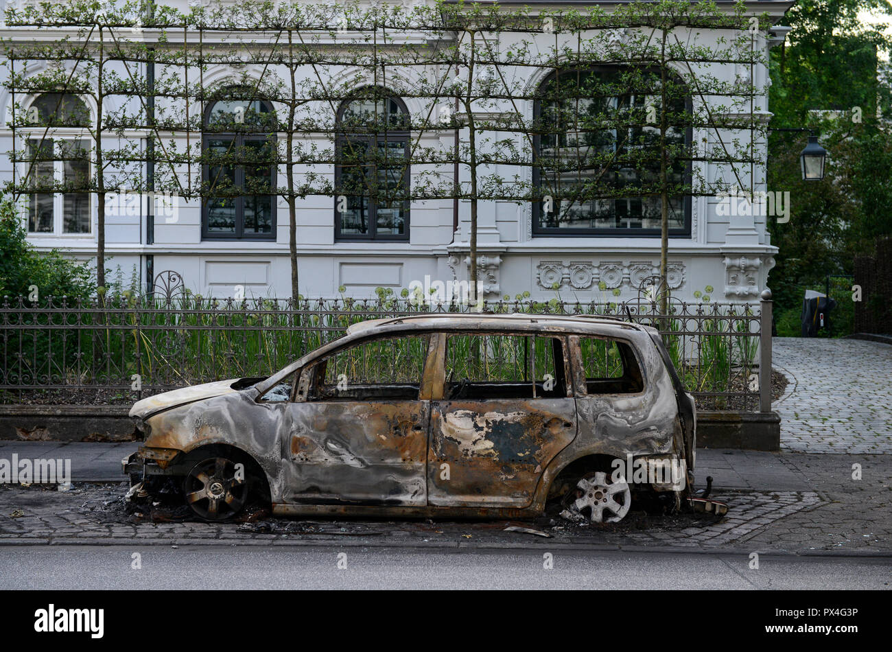 Alemania, Hamburgo, cumbre del G-20, motines, los radicales se han quemado vehículos en las calles / Alemania, Hamburgo, G20 en Hamburgo, Randale Gipfel, abgebrannte Autos Foto de stock