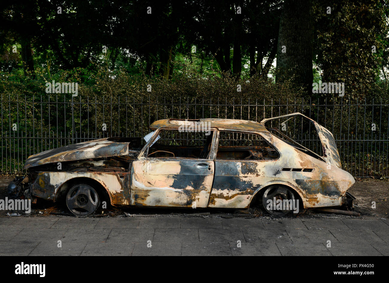 Alemania, Hamburgo, cumbre del G-20, motines, los radicales se han quemado vehículos en las calles / Alemania, Hamburgo, G20 en Hamburgo, Randale Gipfel, abgebrannte Autos Foto de stock