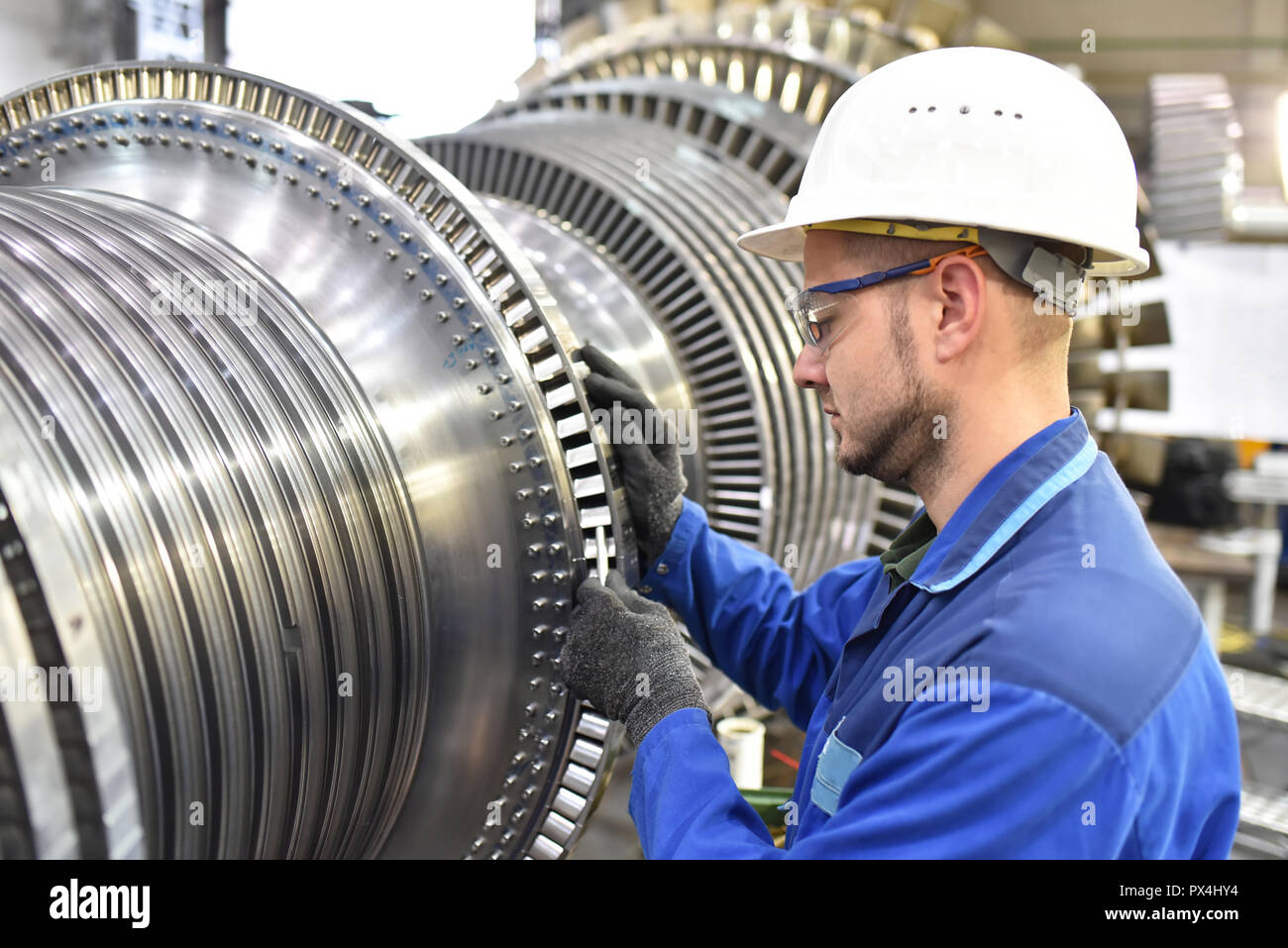 Producción y diseño de turbinas de gas en una fábrica industrial moderna Foto de stock