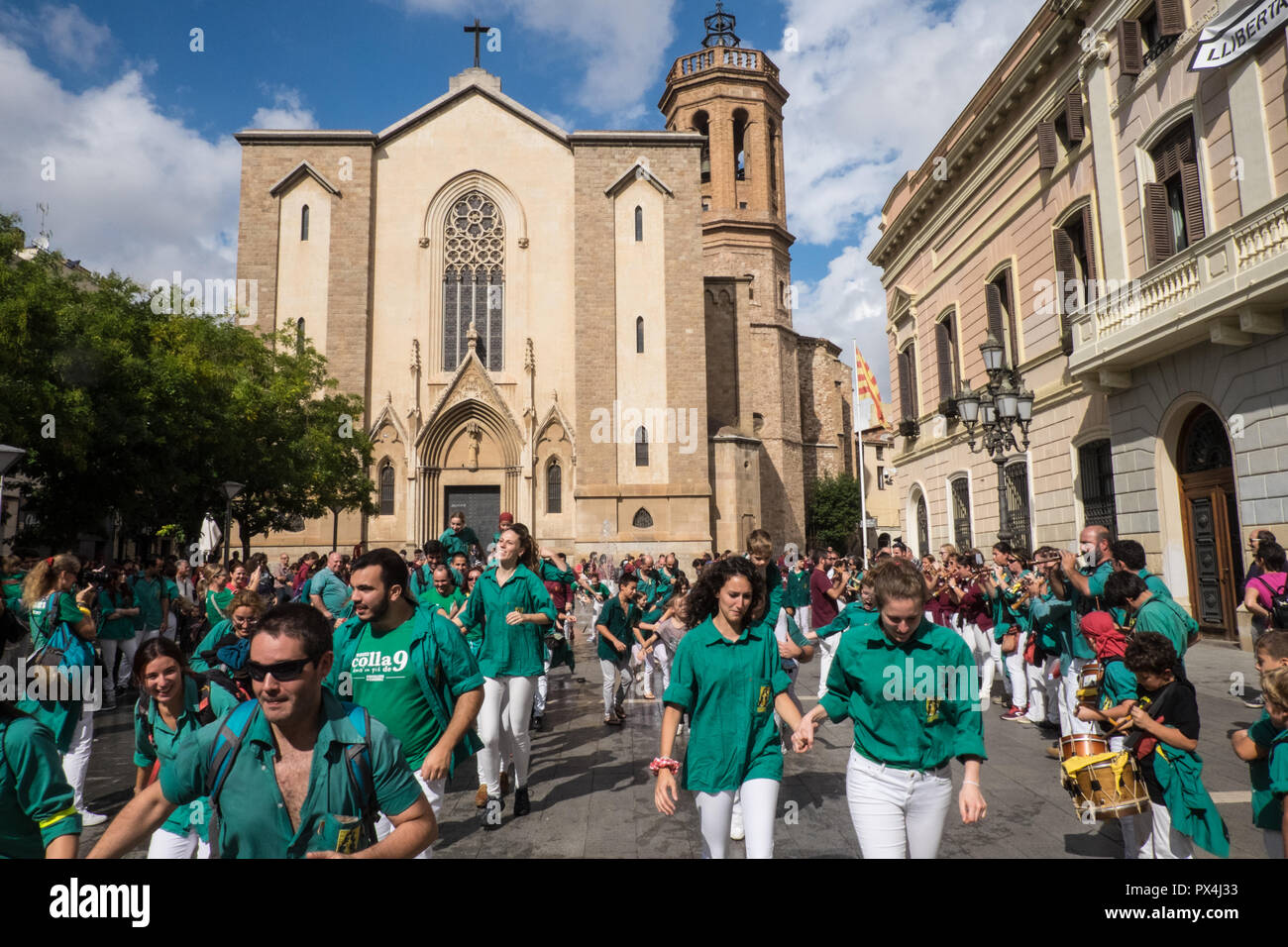 ,Miembros,de,los Castellers, ,humano,castillo,equipos,dance,y,cantar,en,el,final,de,la,evento,después,ME,construido,torres humanas,en,Sabadell,Barcelona,Cataluña,Spain Foto de stock