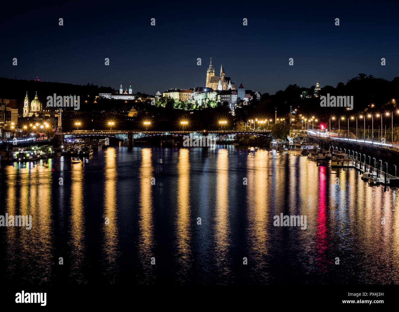 Noche en el río Moldava, las luces de la catedral de Praga Foto de stock