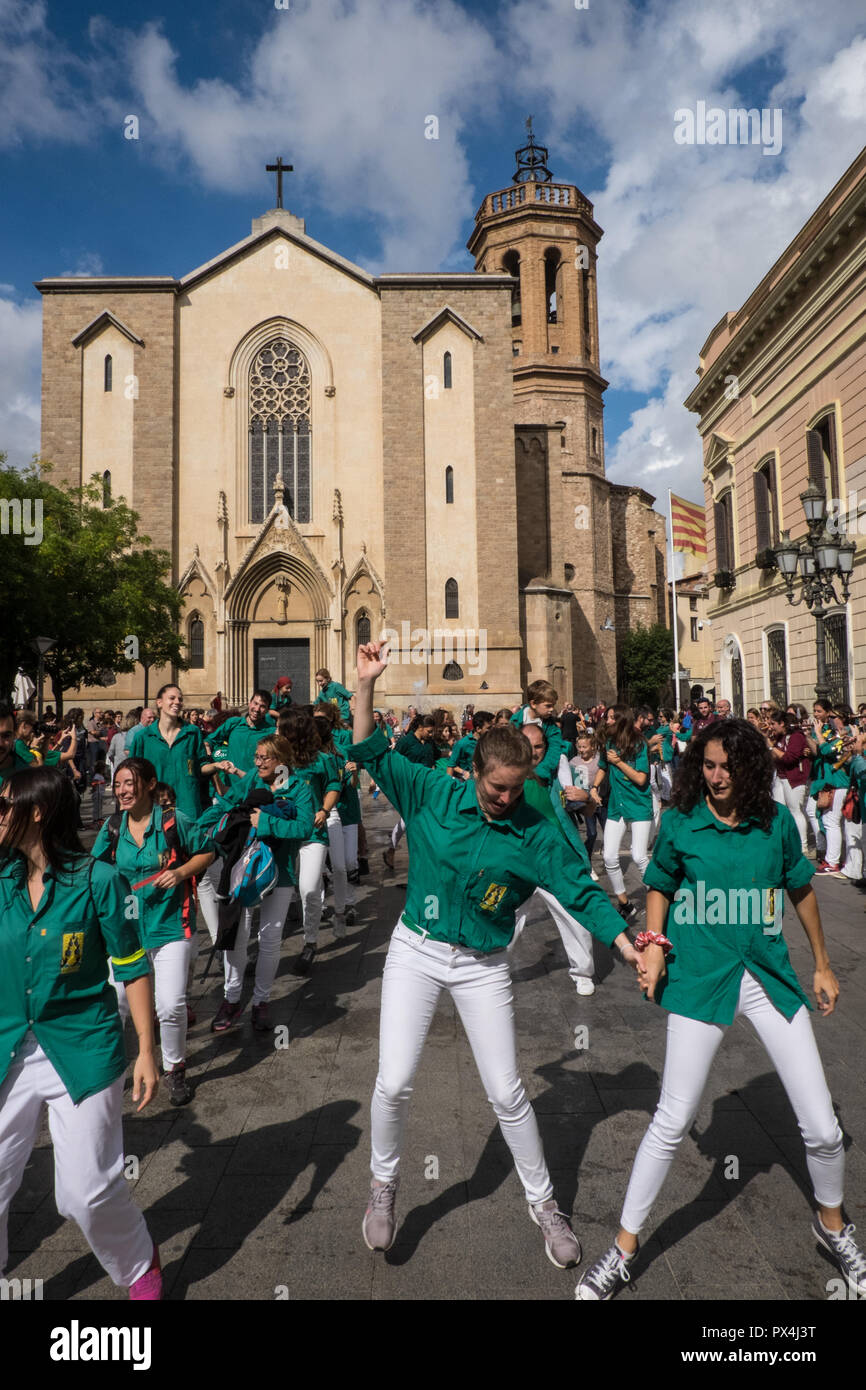 ,Miembros,de,los Castellers, ,humano,castillo,equipos,dance,y,cantar,en,el,final,de,la,evento,después,ME,construido,torres humanas,en,Sabadell,Barcelona,Cataluña,Spain Foto de stock