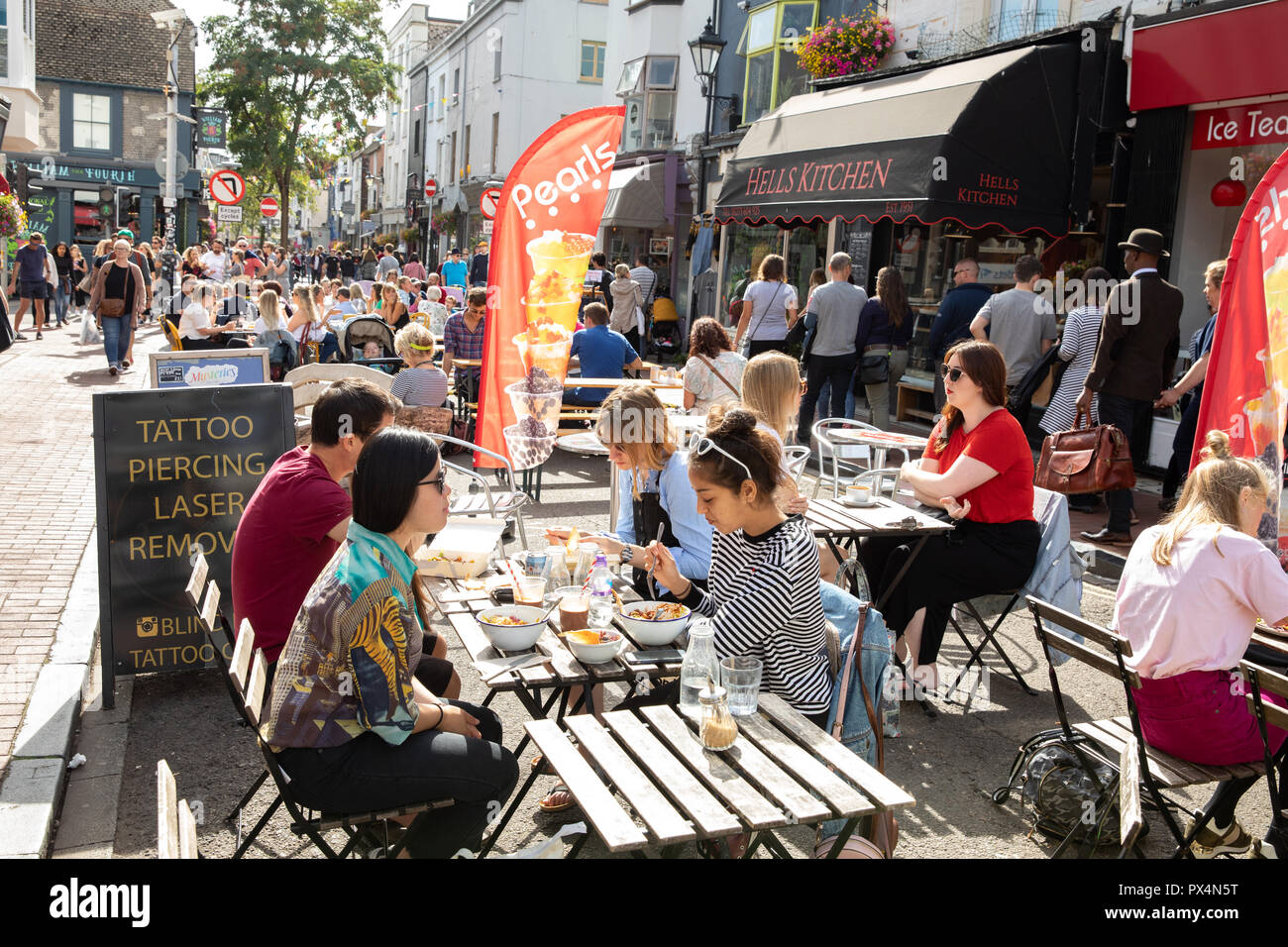 Se puede comer al aire libre en Brighton, East Sussex, Reino Unido. Foto de stock