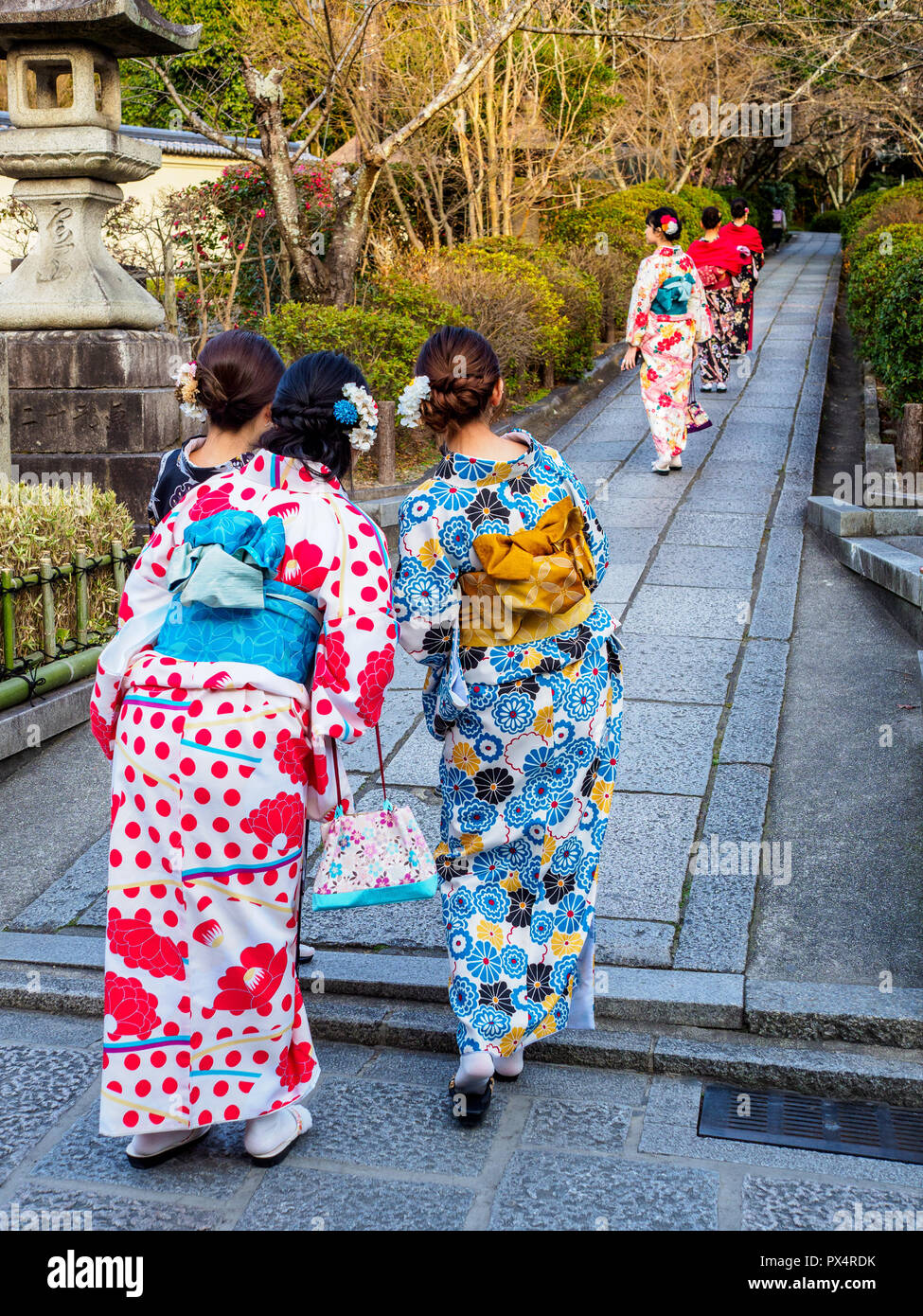 Japón Kioto Kimono vestimenta tradicional japonesa - las mujeres caminan al templo vestida con ropas kimono tradicional en la ciudad japonesa de Kyoto. Foto de stock