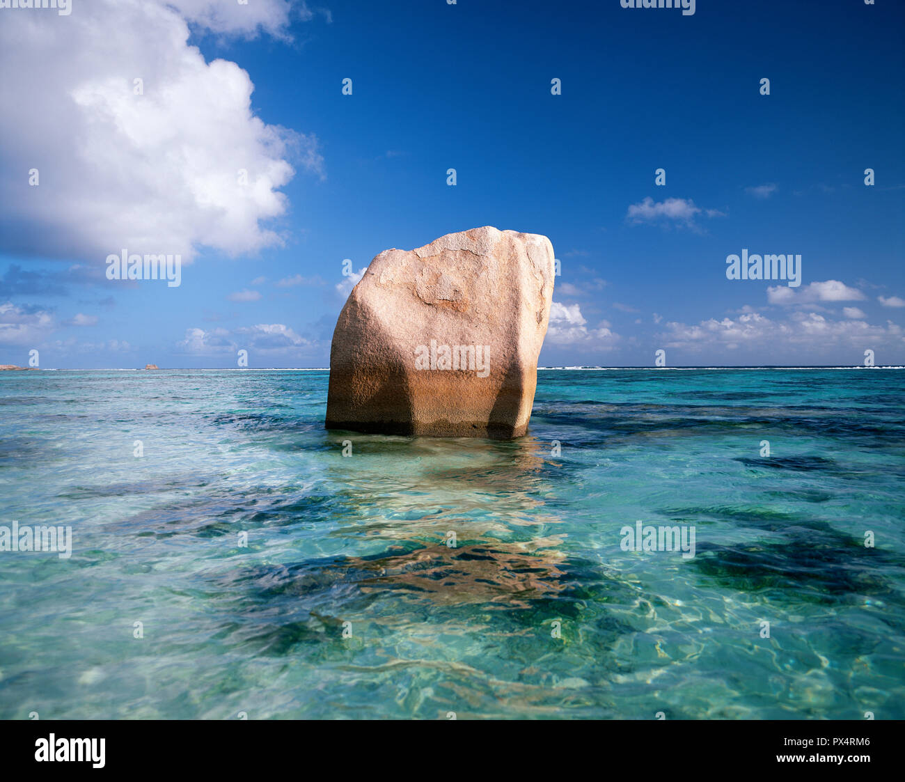 Piedra de granito en el Océano Índico, en la isla de La Digue en Seychelles. Foto de stock