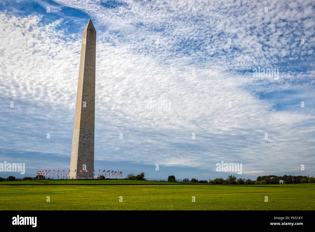 El Monumento a Washington como vista desde cerca de la Avenida Constitución en Washington, DC. Foto de stock