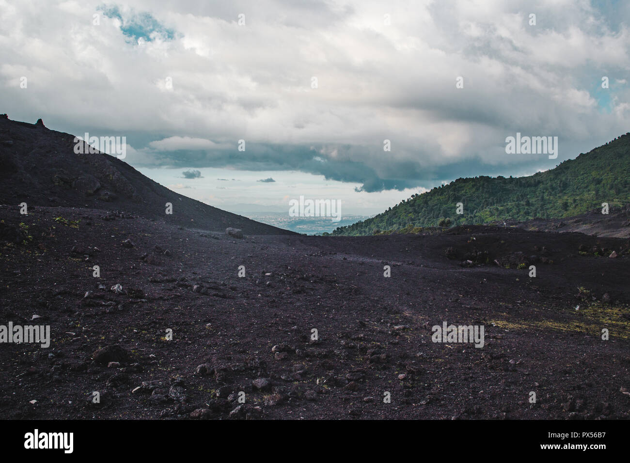 Paisajes cambiantes alrededor del Volcán Pacaya, uno de los volcanes más activos de Guatemala, de roca volcánica negra de exuberantes bosques verdes Foto de stock