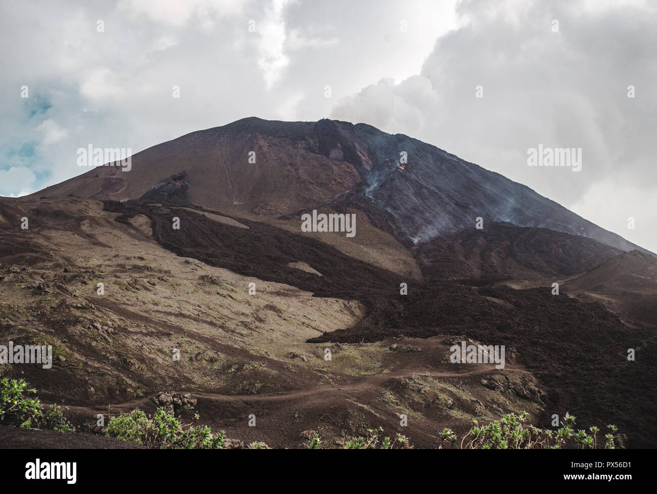 Pequeña roca volcánica y la lava fluyendo hacia abajo Volcán Pacaya, uno de los volcanes más activos de Guatemala. Foto de stock