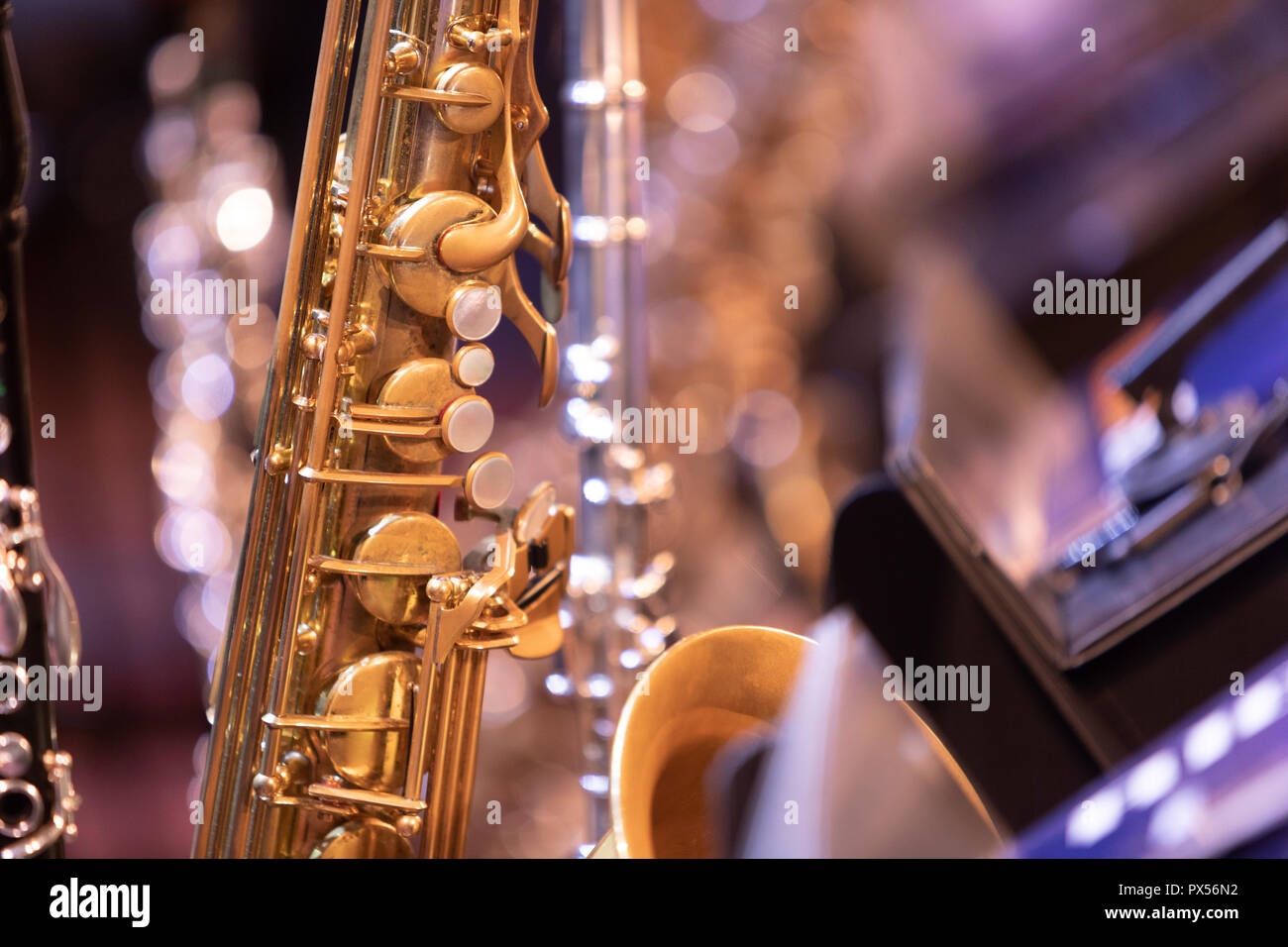 Varios instrumentos de viento en el escenario antes de un concierto  Fotografía de stock - Alamy