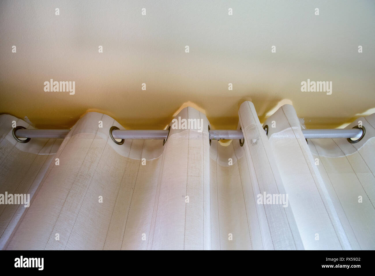 arandelas de latón para bisagras de puerta en una bolsa de plástico  Fotografía de stock - Alamy