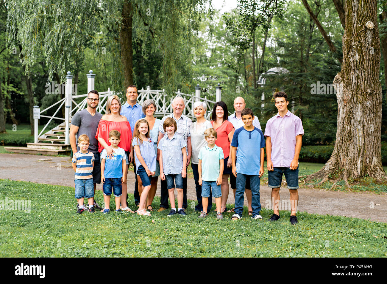 Familia grande con primo abuelo padre y niño en un bosque Foto de stock