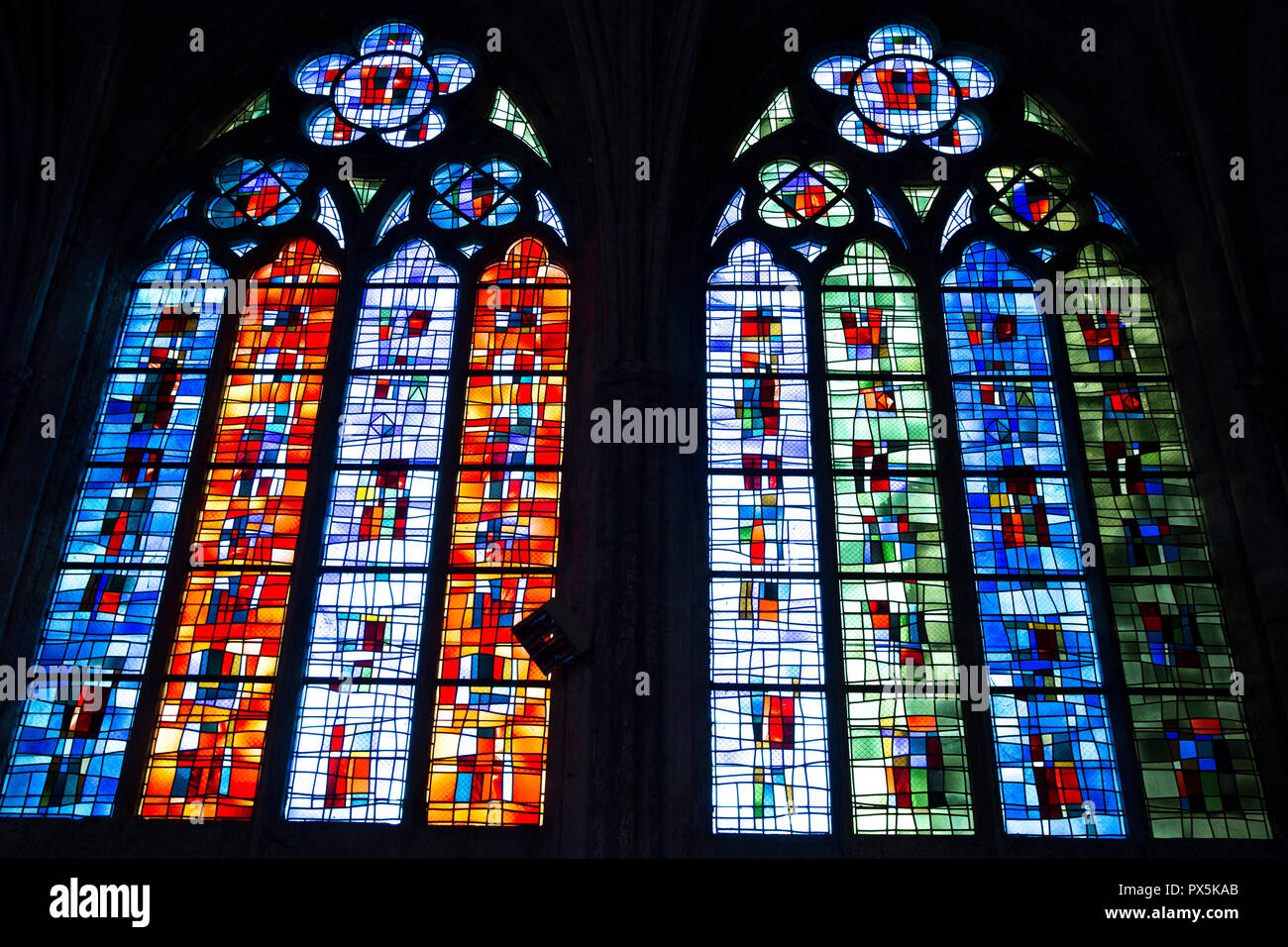 La iglesia de San Nicolas, Blois, Francia. Las vidrieras. Foto de stock
